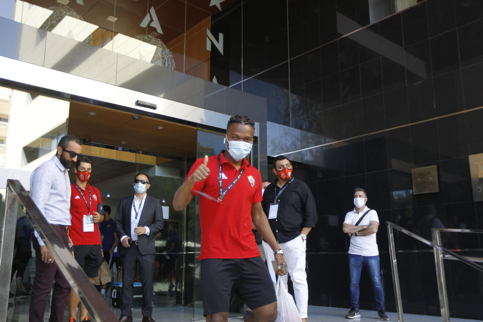 Fotogalería de la afición del Almería antes del partido ante el Girona