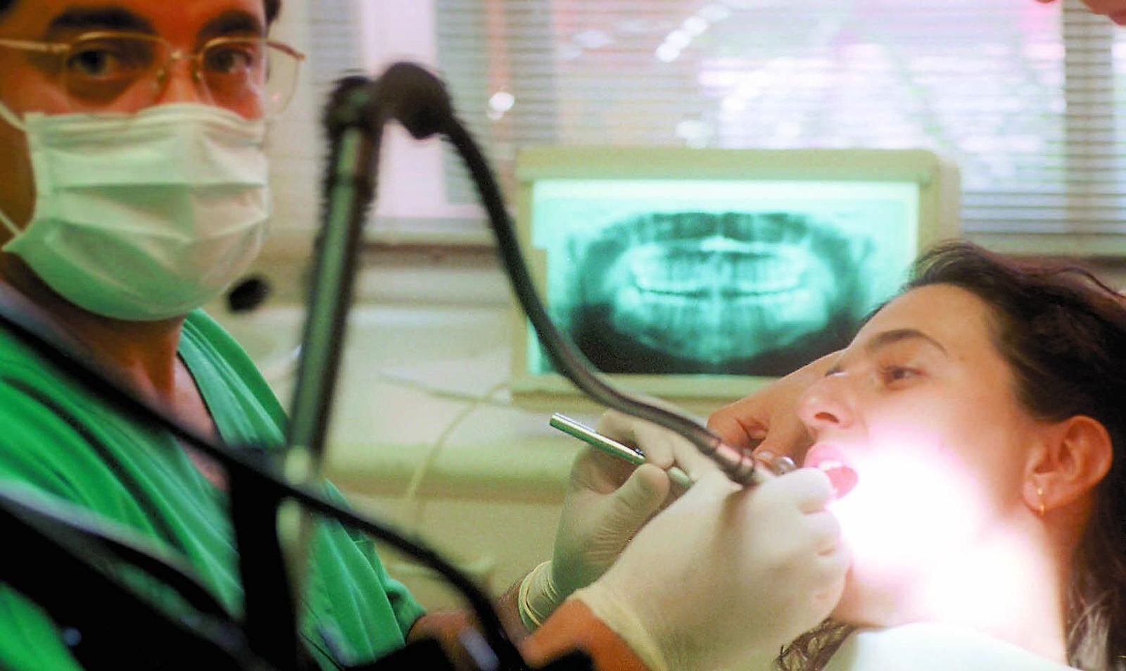 Los dentistas destacan la importancia para la salud en general de un buen cuidado de la boca.