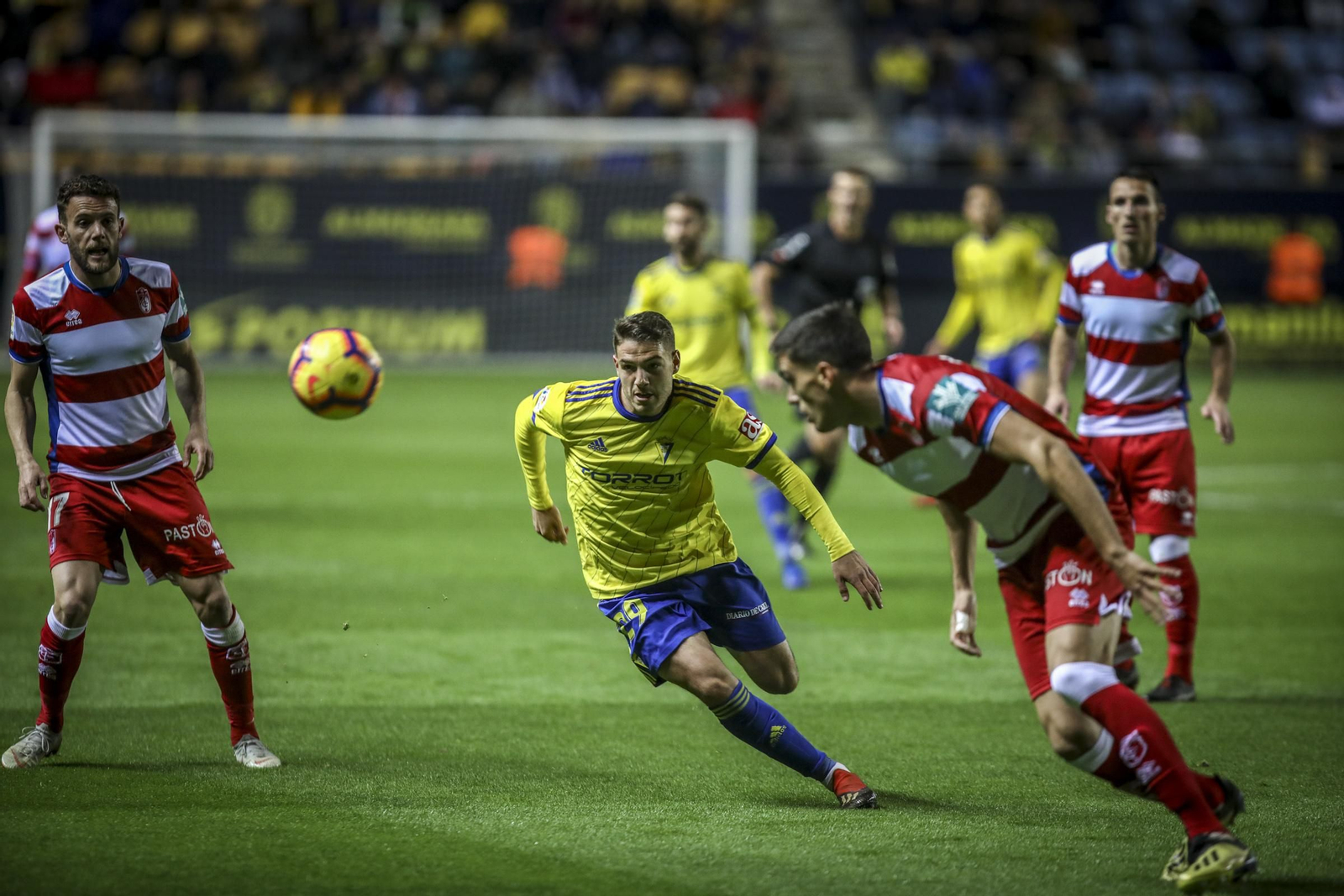 Manu Vallejo trata de robar el esférico en el último Cádiz-Granada.