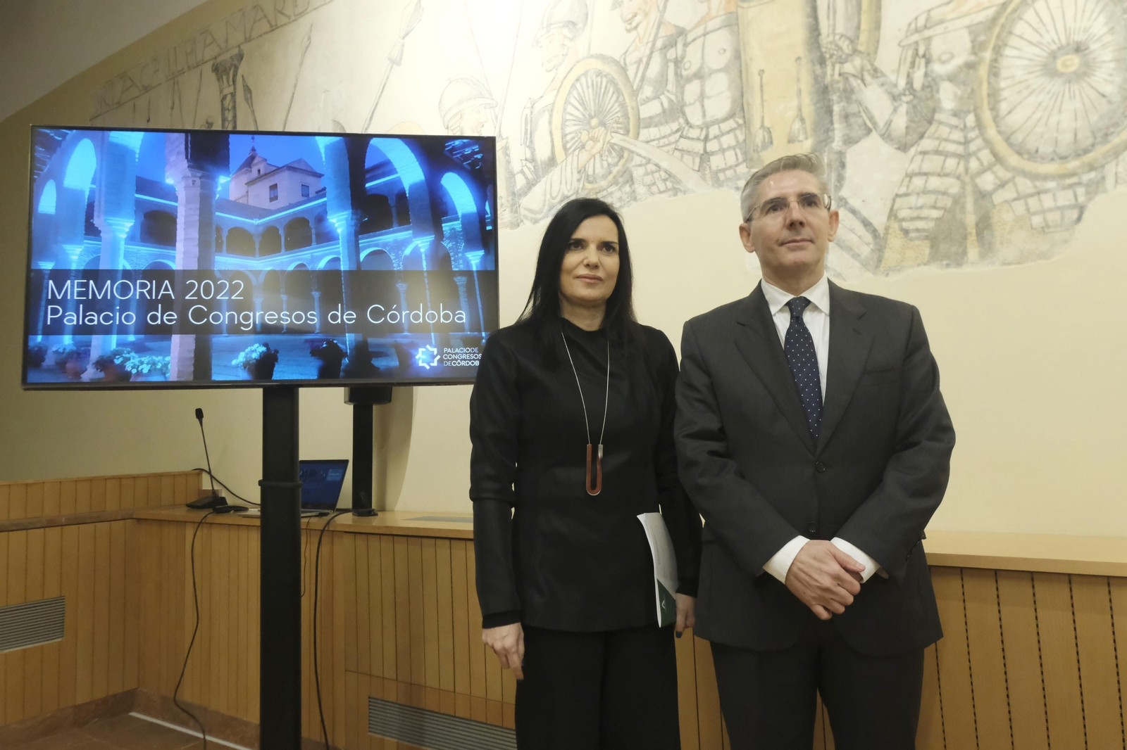 Juan Salado y María Dolores Gálvez presentan la Memoria anual en el Palacio de Congresos de Córdoba.