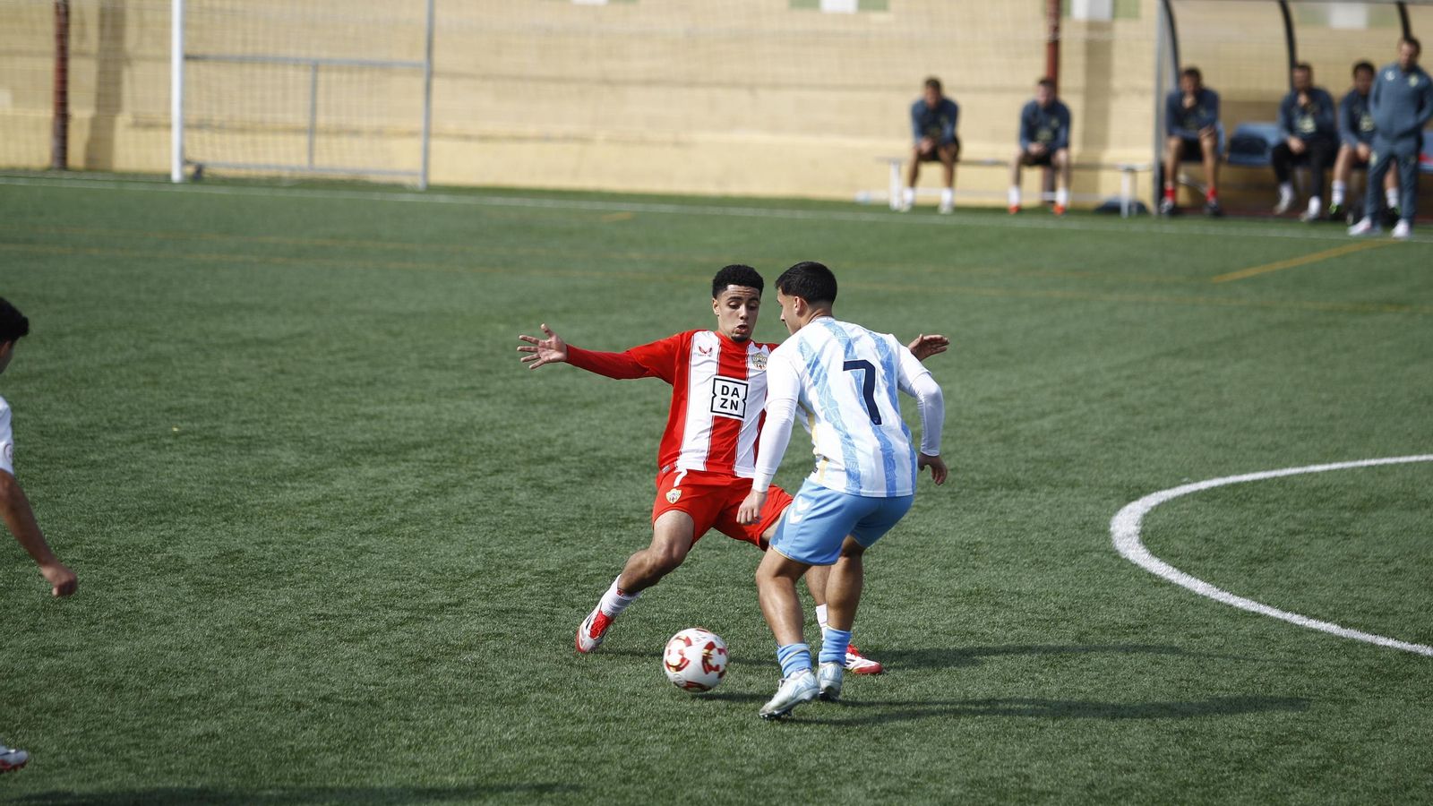 Safi intenta robarle el balón al malaguista José Fernández durante una acción del encuentro.