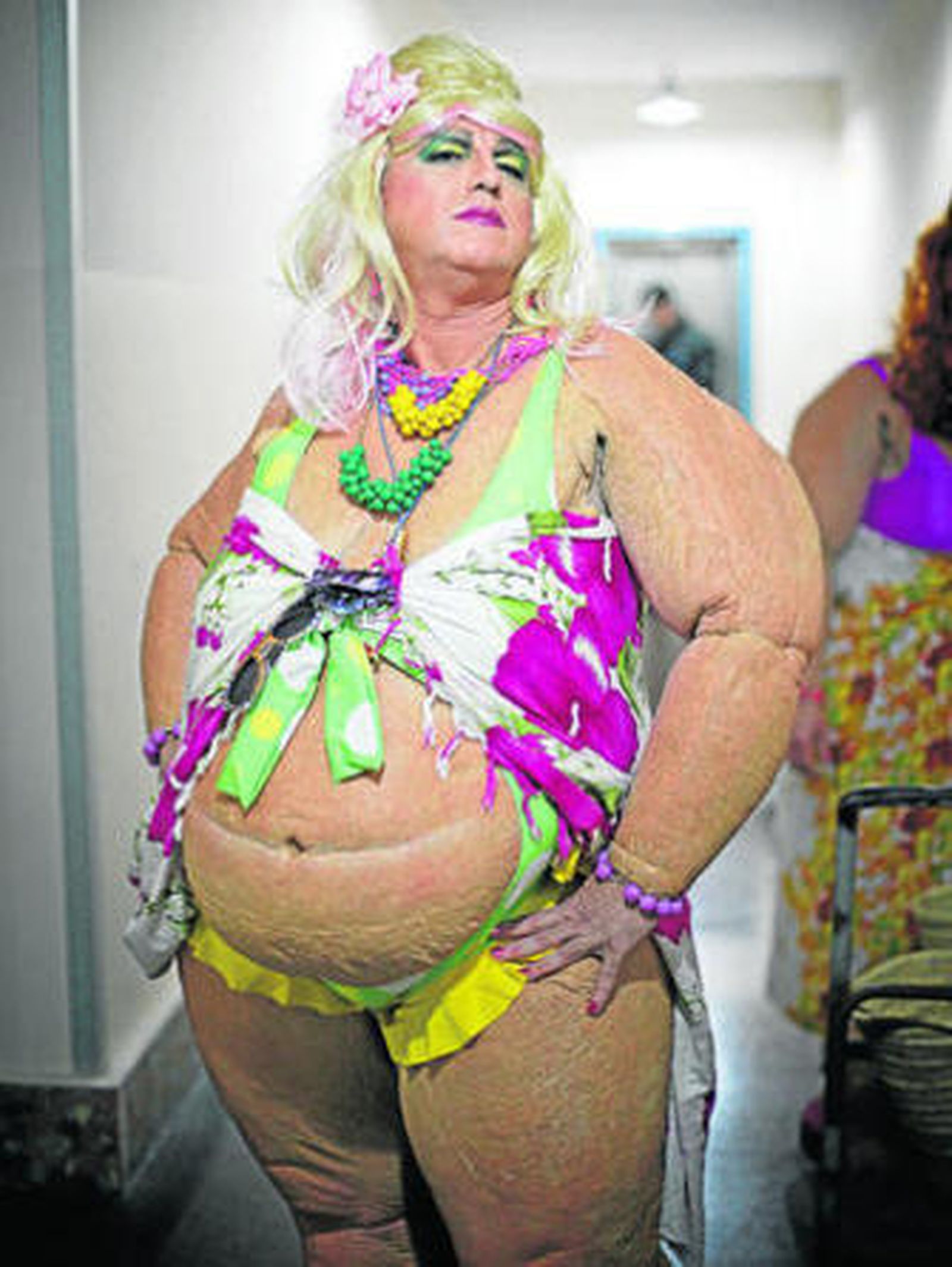 'El Selu' posa en el Falla con el disfraz hiperrealista con el que ha salido este año su chirigota.