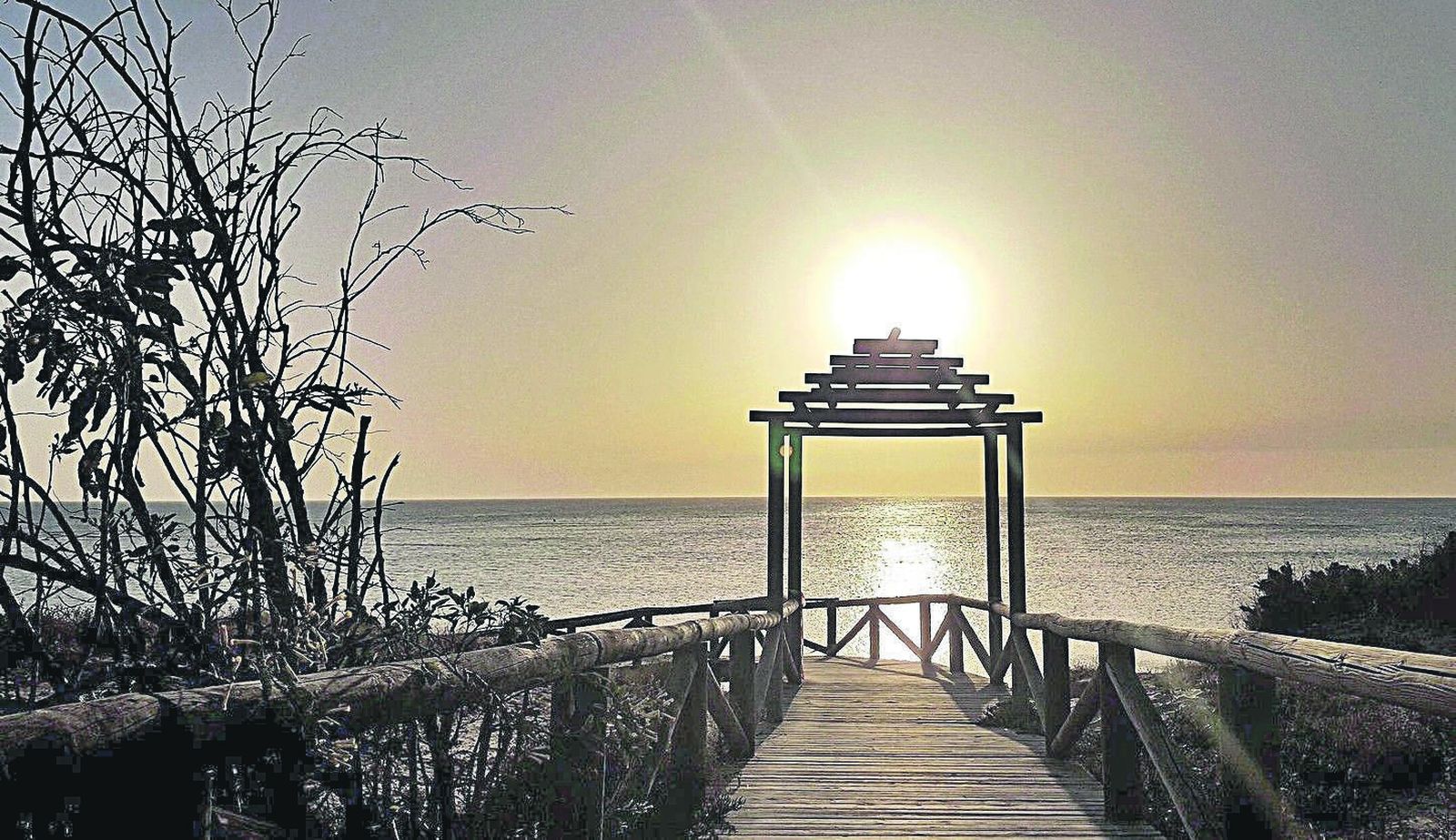 Puesta de sol en una de las bellas playas roteñas.