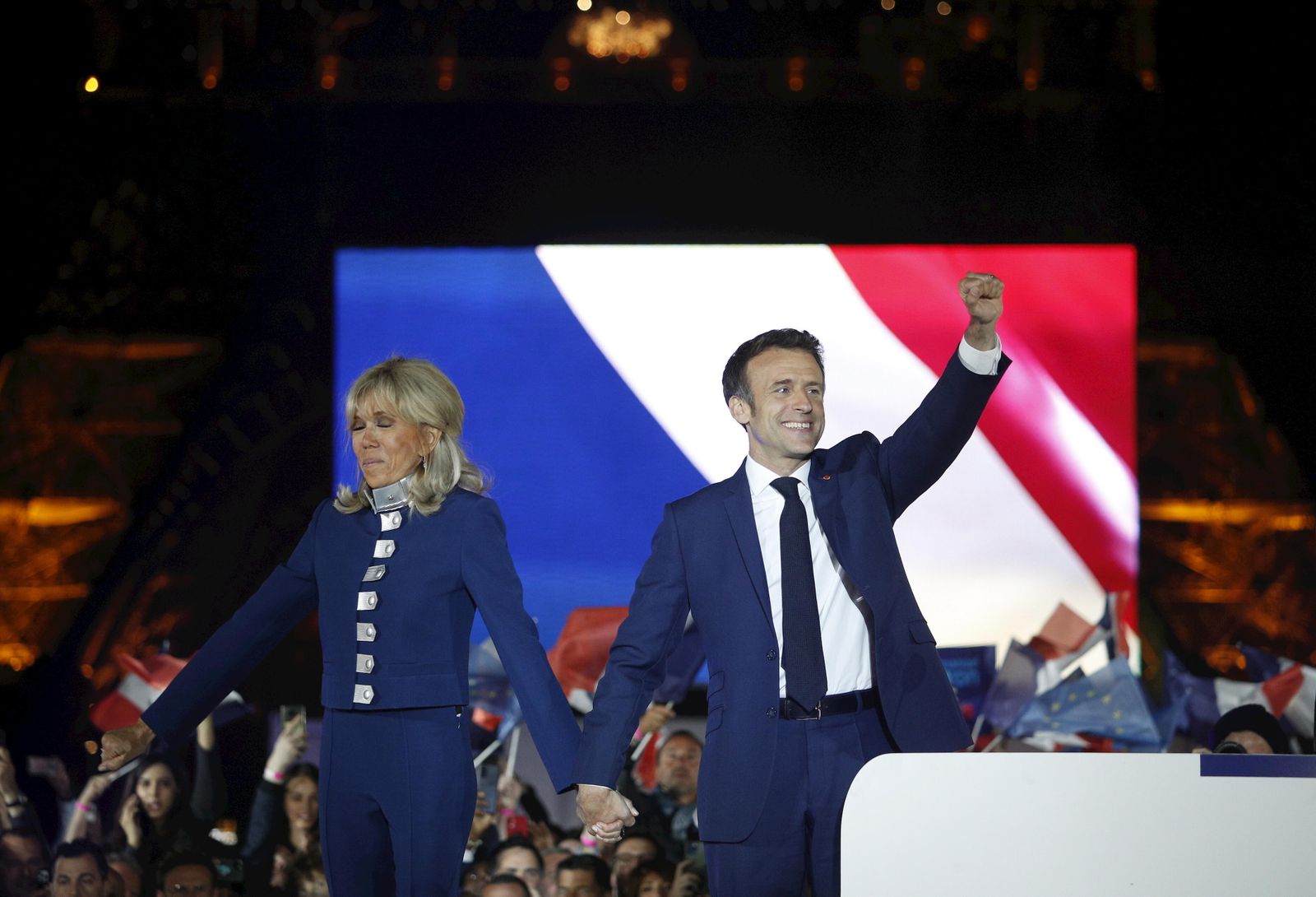 Emmanuel Macron celebra el triunfo en las elecciones junto a su mujer.