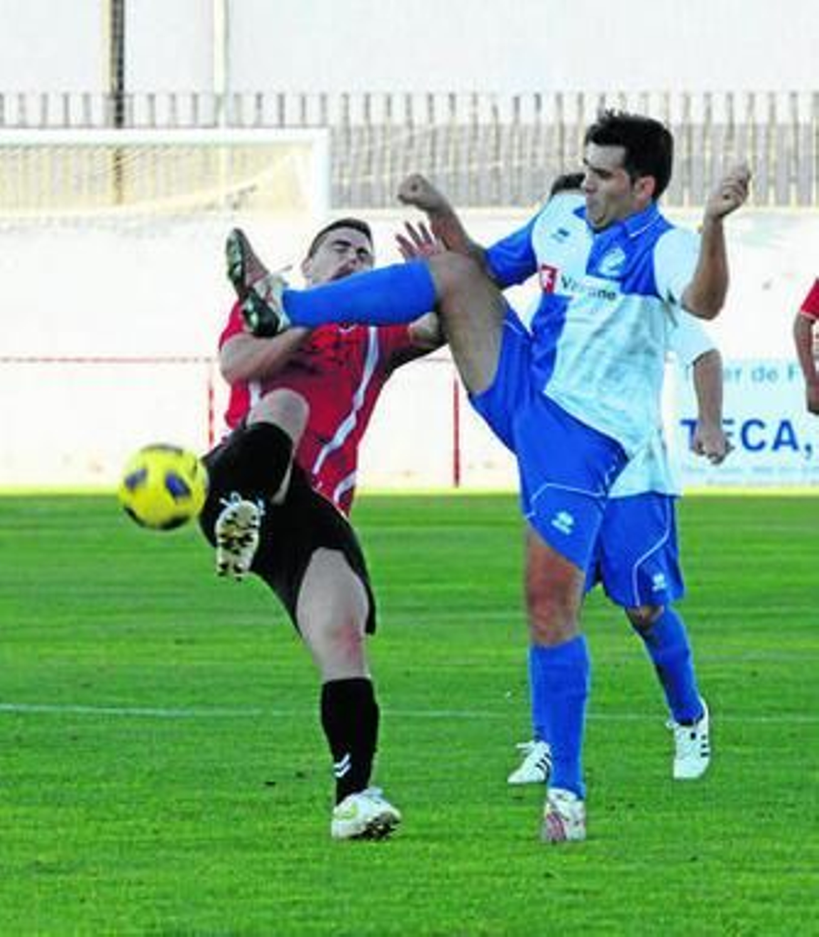 El Cartaya celebra un gol (arriba) y un lance del choque de ayer.