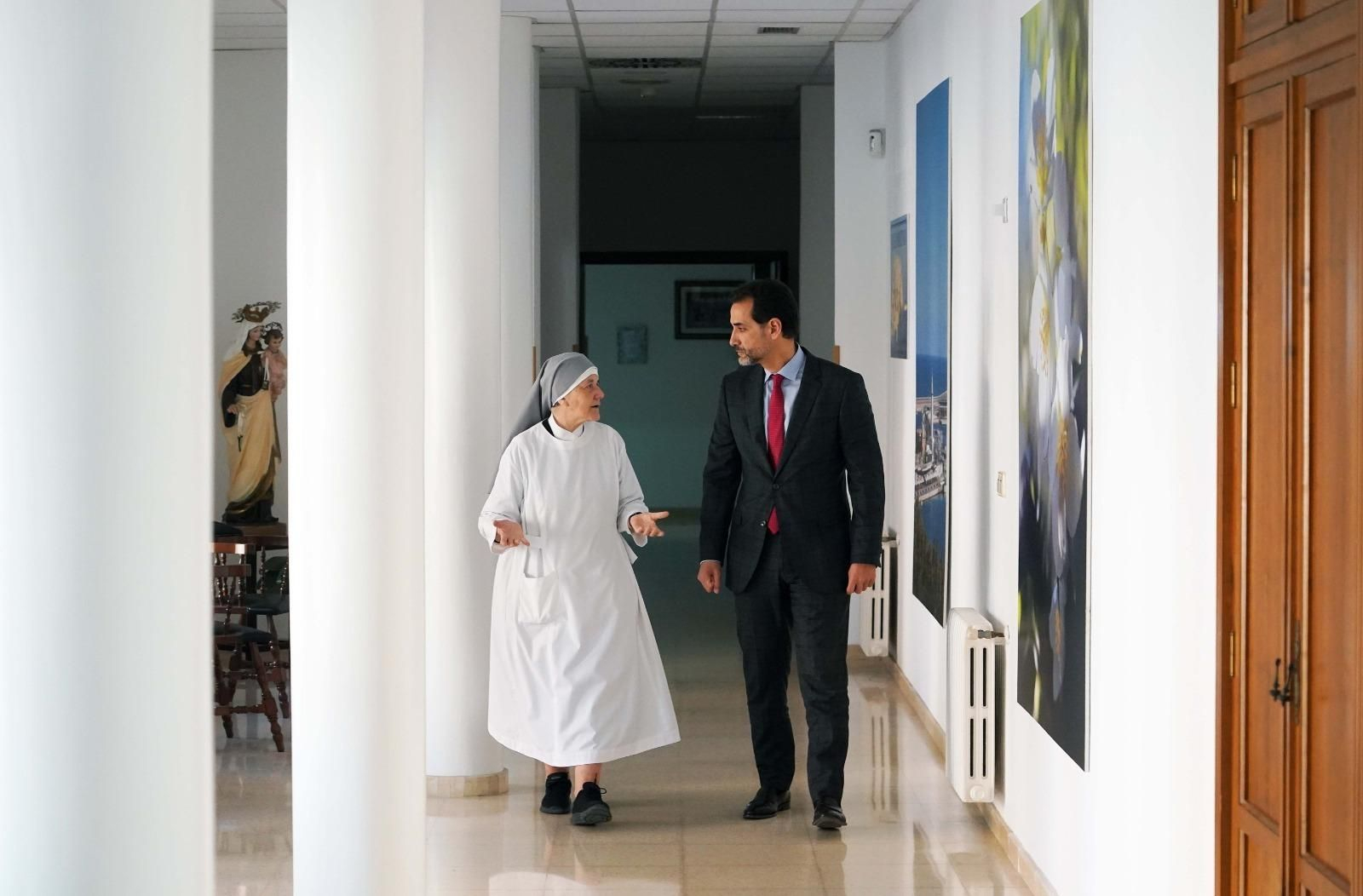 El director de Actividades Sociales de la Fundación Unicaja, Miguel Gil, junto a la Madre Superiora Sor María Dolores. El director de Actividades Sociales de la Fundación Unicaja, Miguel Gil, junto a la Madre Superiora Sor María Dolores.