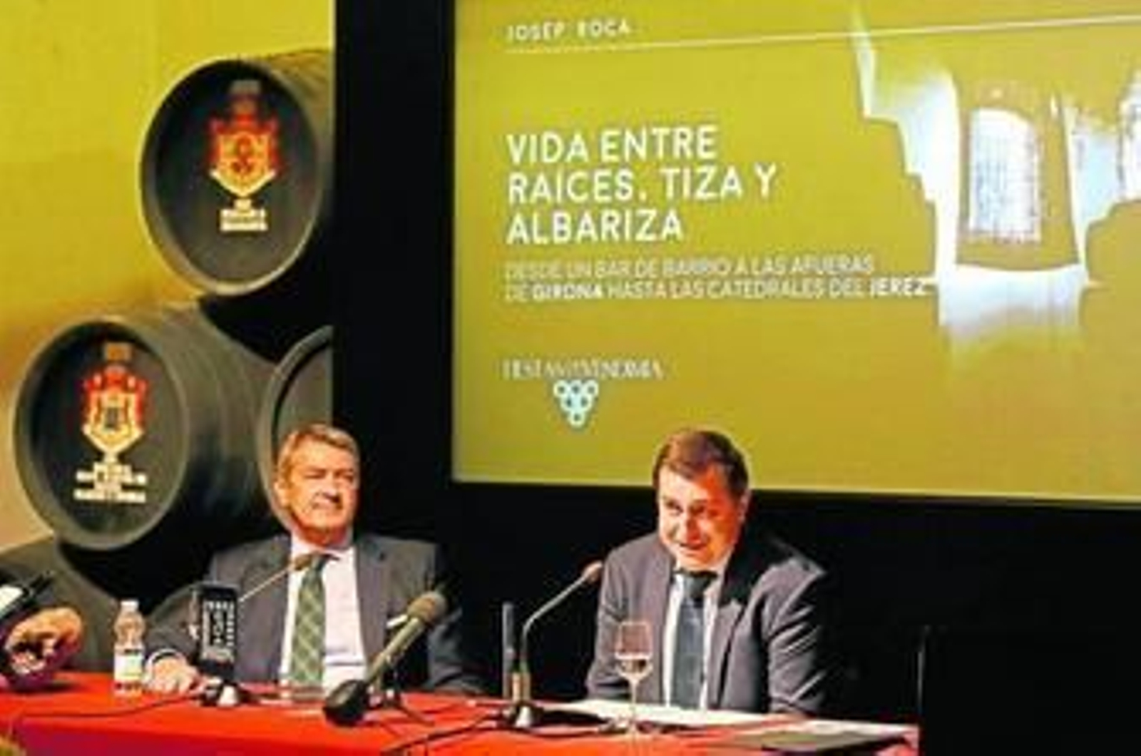 El reconocido sumiller y copropietario del Celler de Can Roca, ayer durante su conferencia junto al director del Consejo.