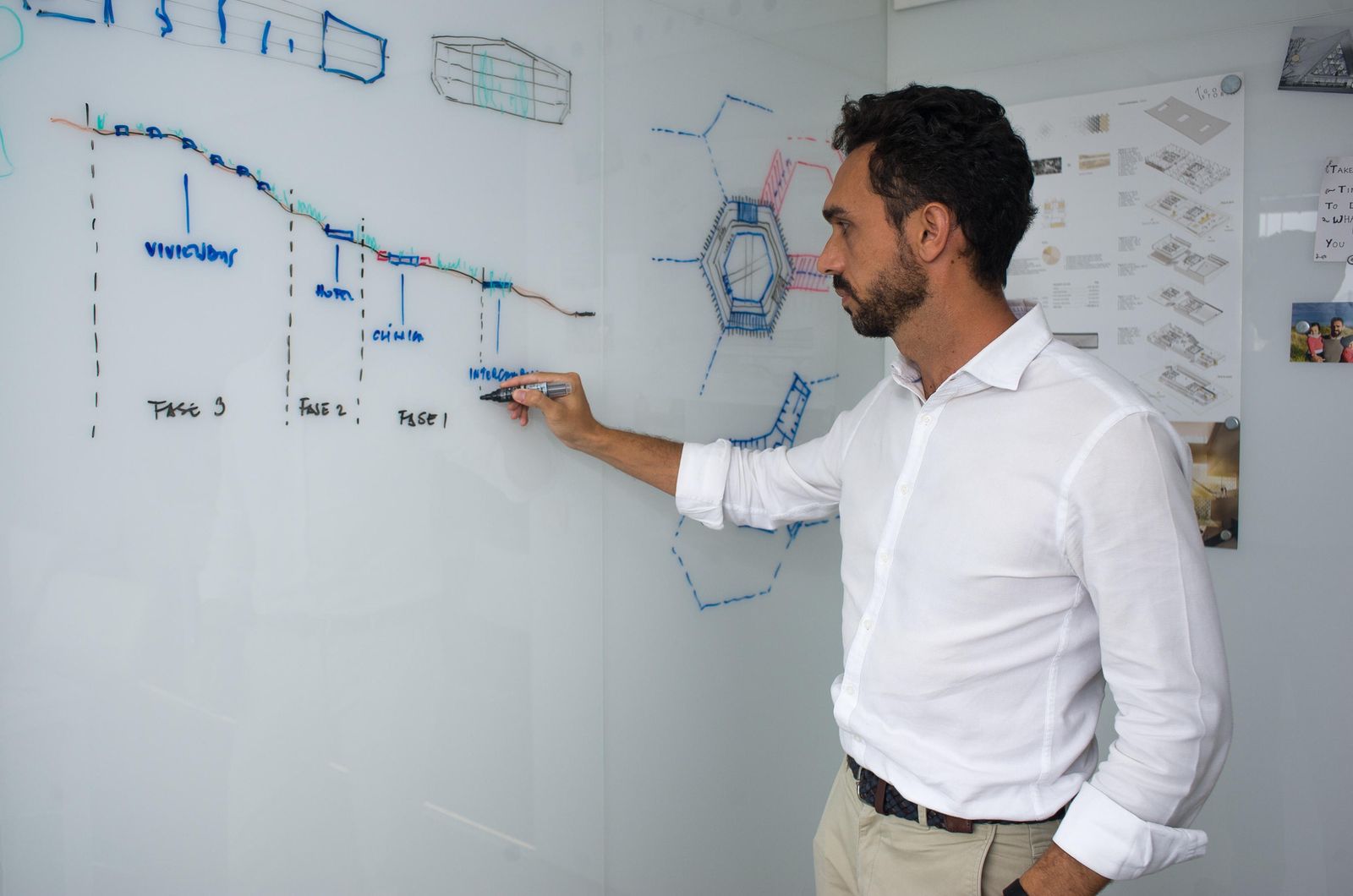 Rafael Urquiza, cofundador de System Arquitectura, trabajando en su estudio.