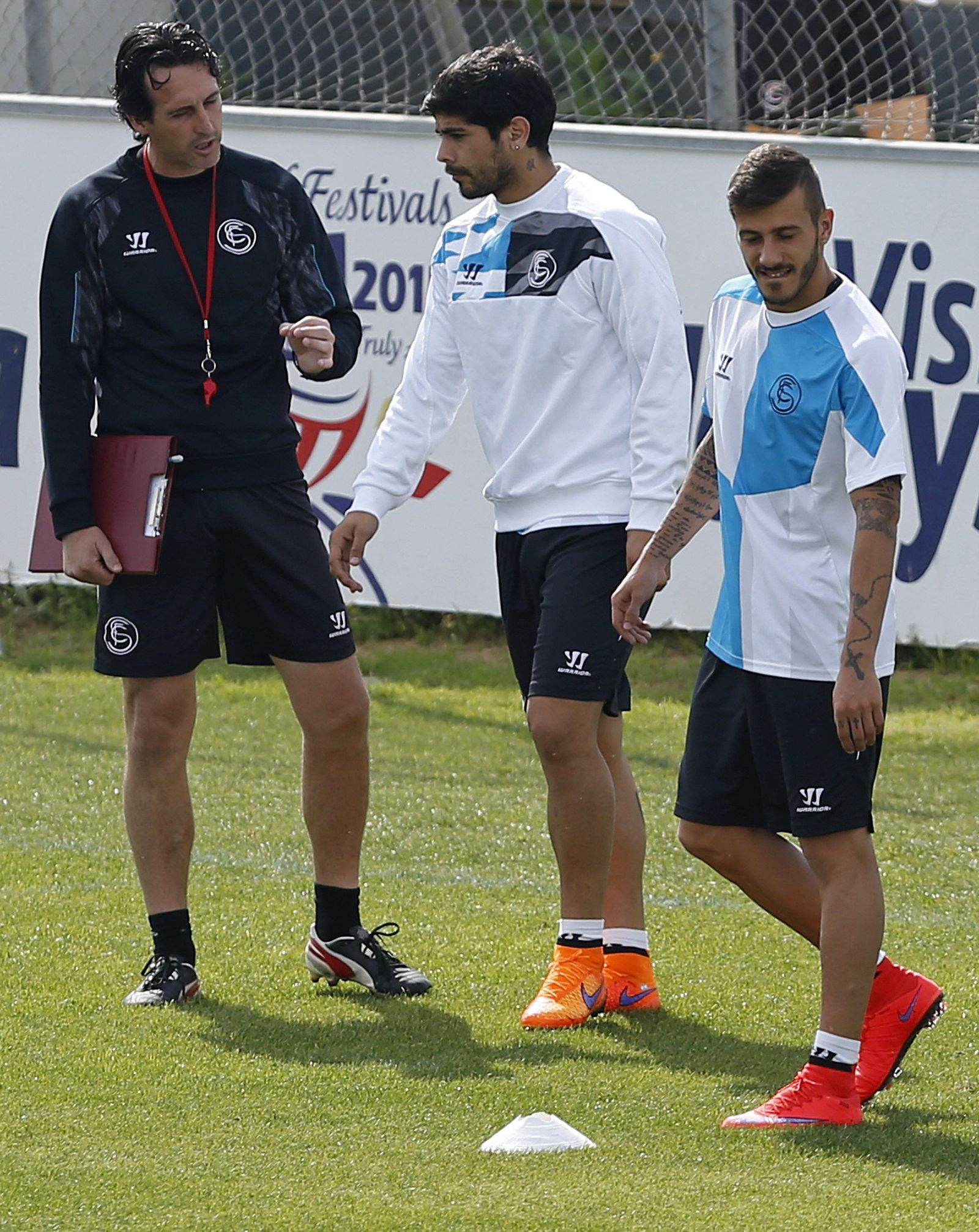 Unai Emery dialoga con Banega en una imagen de archivo de la estancia de ambos en Sevilla.