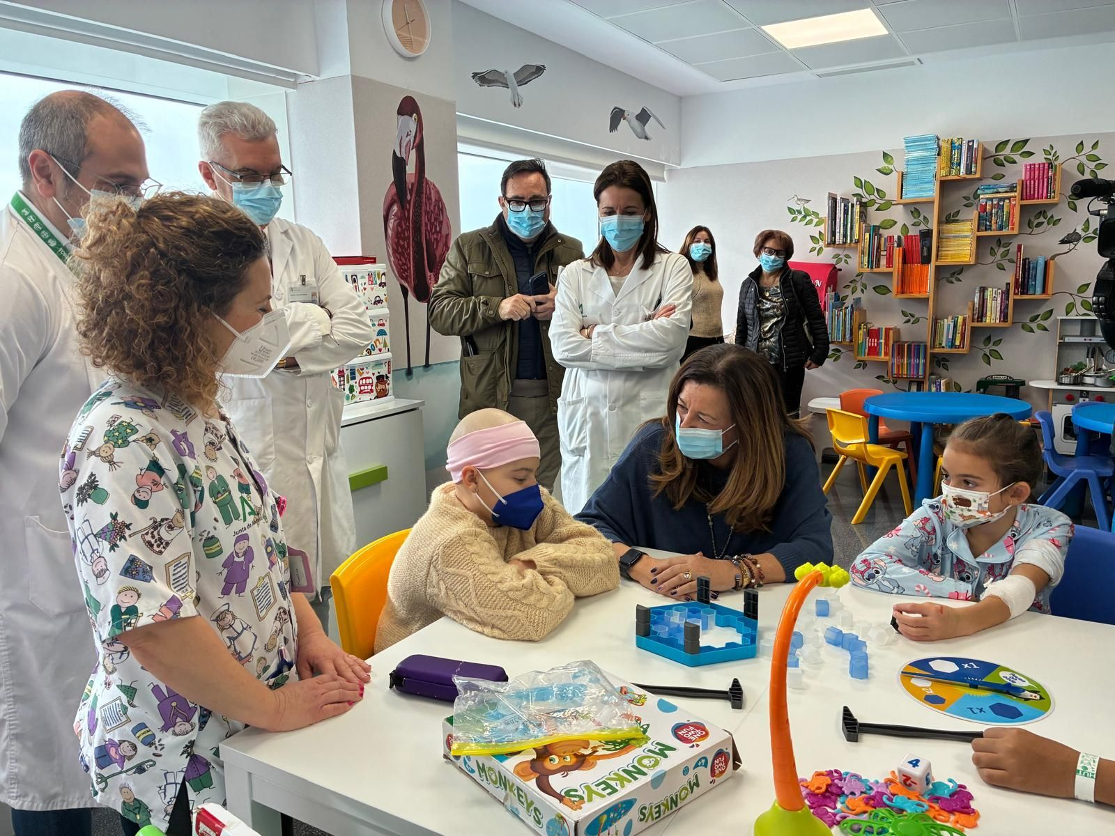 La consejera con dos de los alumnos hospitalizados