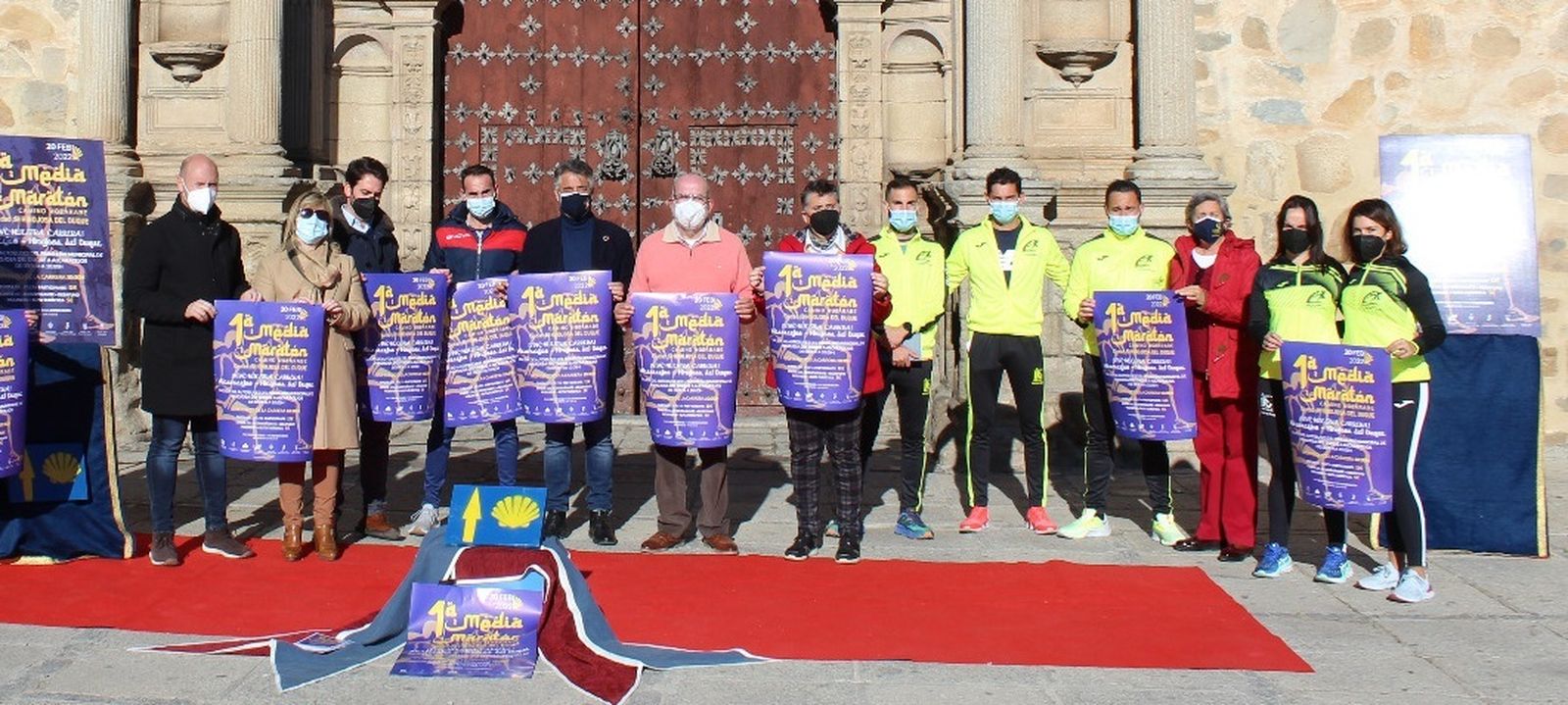 Las autoridades, durante la presentación de la prueba.