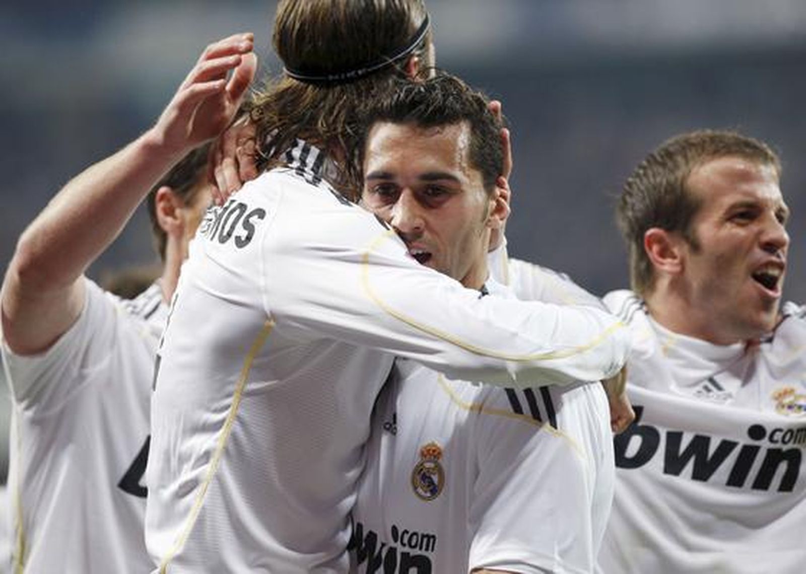 Los jugadores blancos felicitan a Arbeloa por el 2-1. / EFE