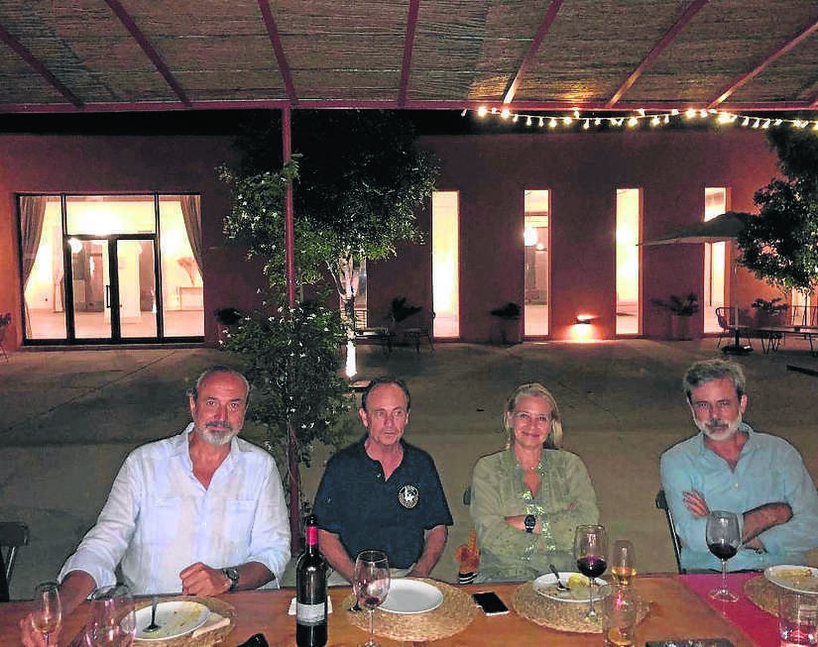 Los duques de Infantado con Gonzalo Melgarejo y Jaime Bohórquez, durante la cena.