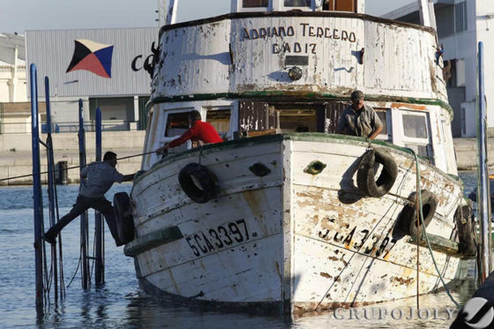 El Adriano III regresa al varadero de El Puerto, donde será reparado para su puesta en funcionamiento en marzo de 2012.  Foto: Fito Carreto