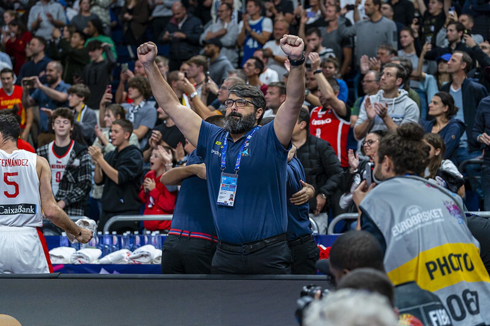 David Urbano celebra en el banquillo una canasta en la final de este domingo ante Francia