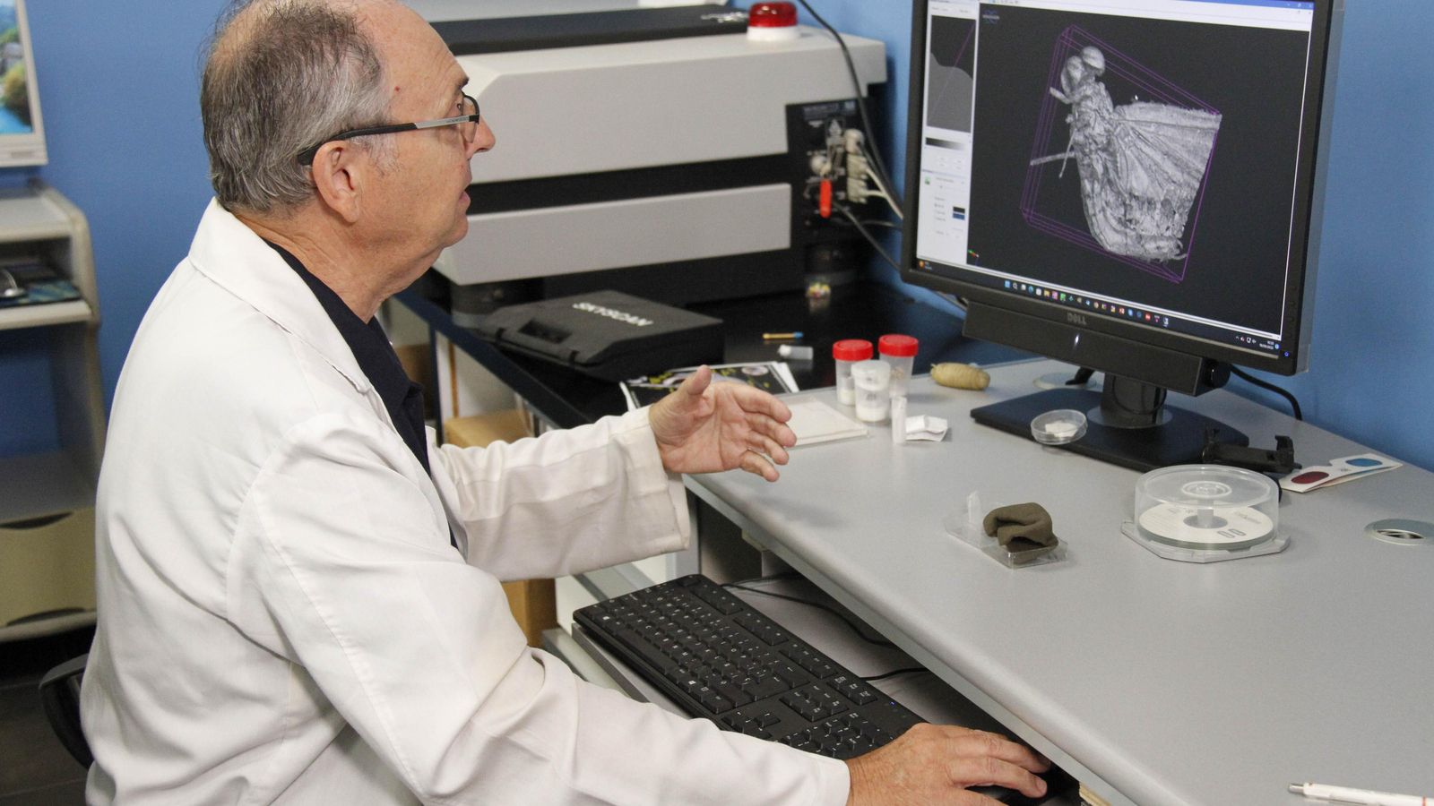 Javier Alba-Tercedor muestra la imagen microtomográfica del insecto descubierto.