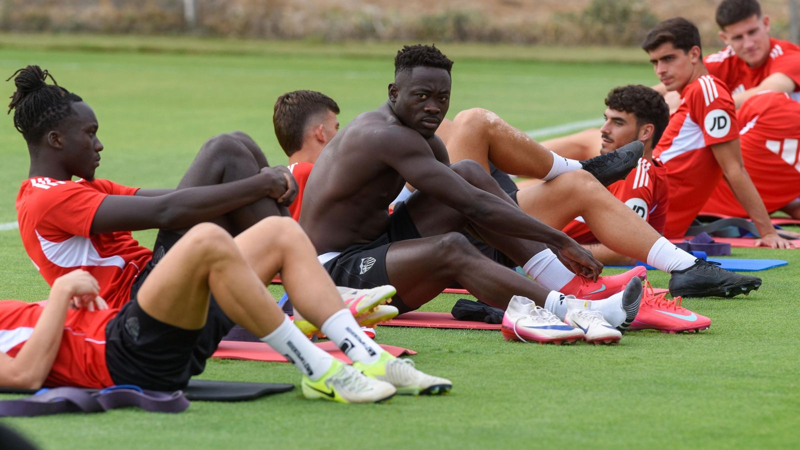 Akor Adamas, novedad en la convocatoria, estira junto a Mendy.