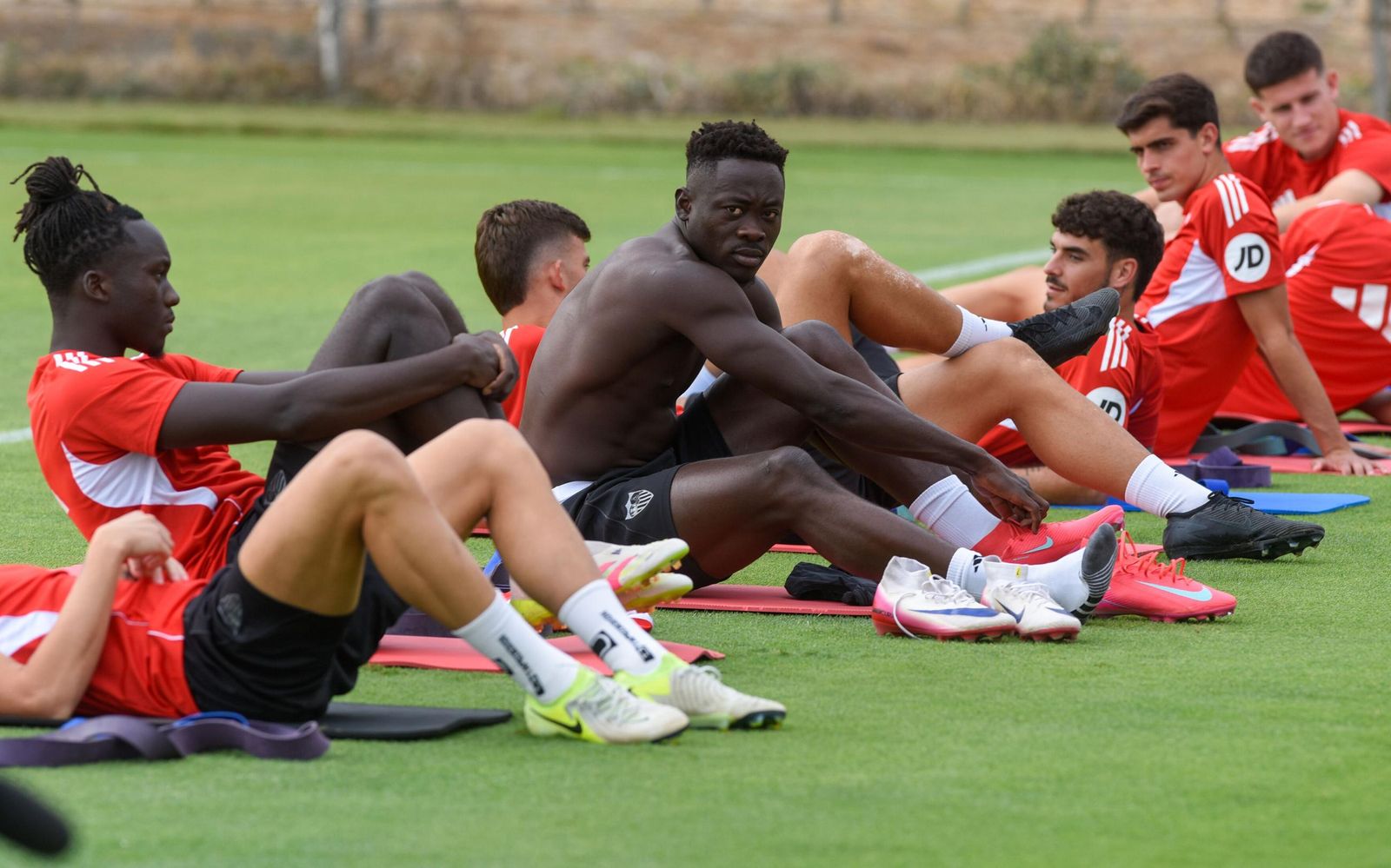 Akor Adamas, novedad en la convocatoria, estira junto a Mendy.