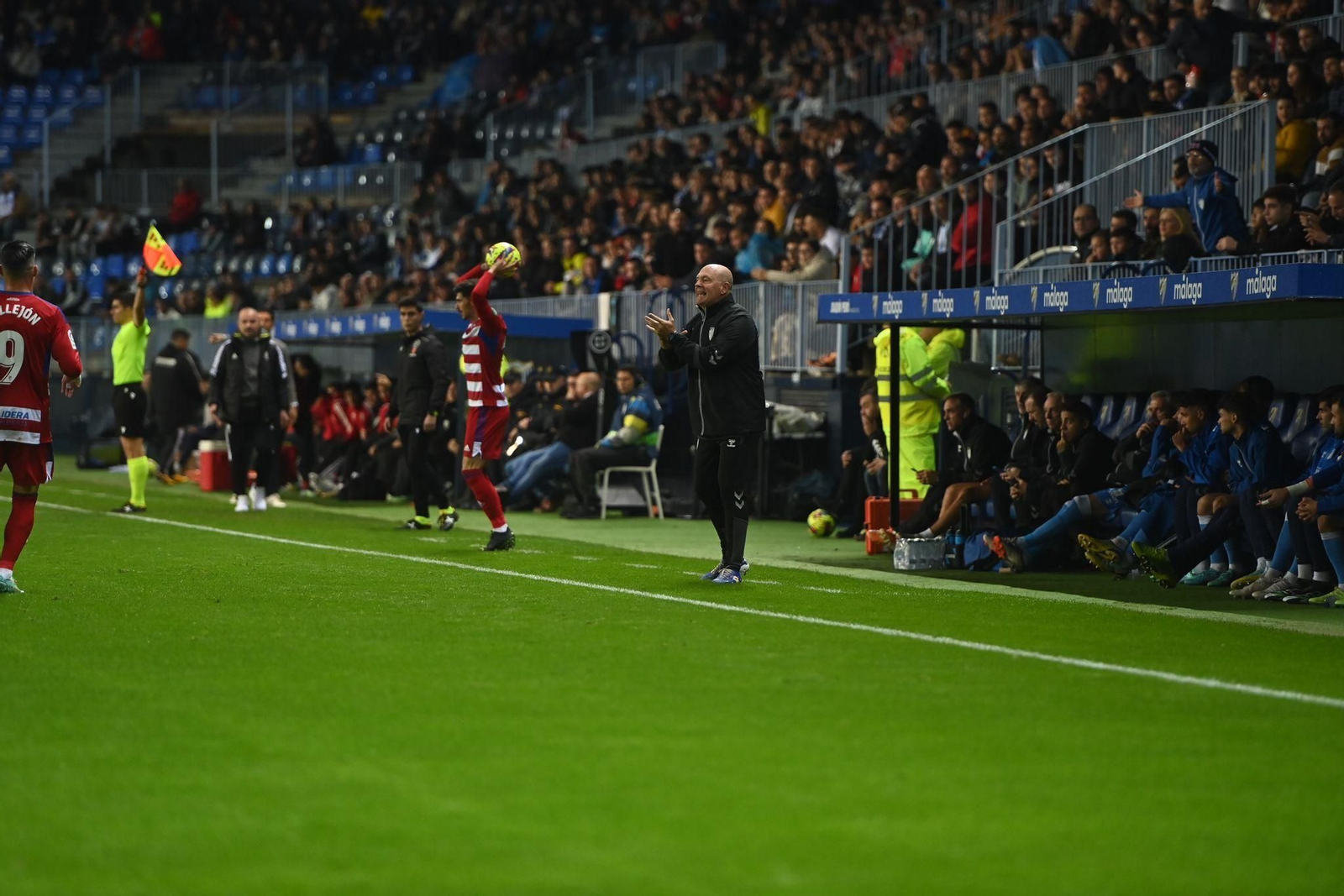 Pepe Mel dando indicaciones desde su área técnica. Pepe Mel dando indicaciones desde su área técnica.