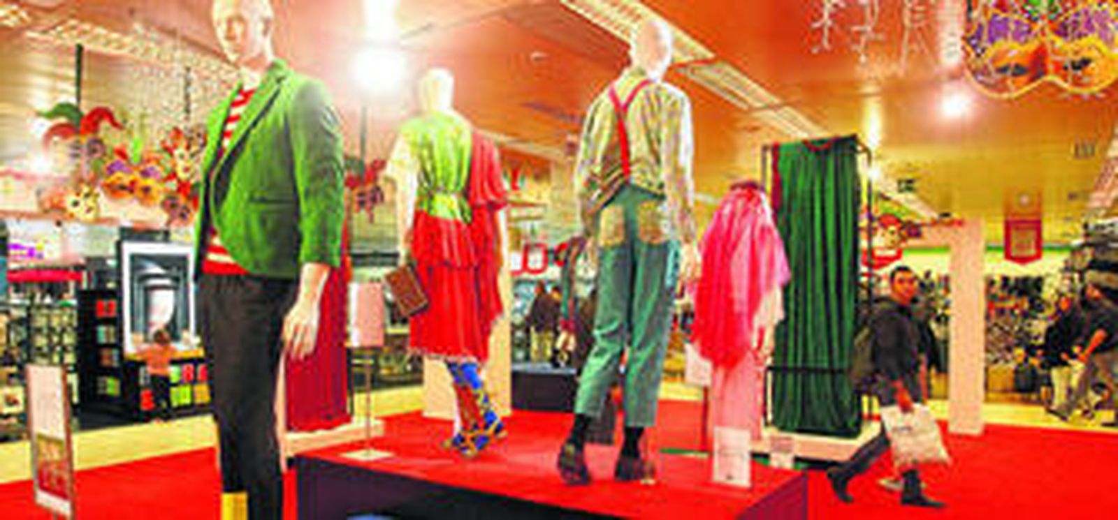 En primer plano el disfraz de 'Entre rejas' y detrás los de las chirigotas 'Bebé a bordo' y 'Los del perejil lacio'.