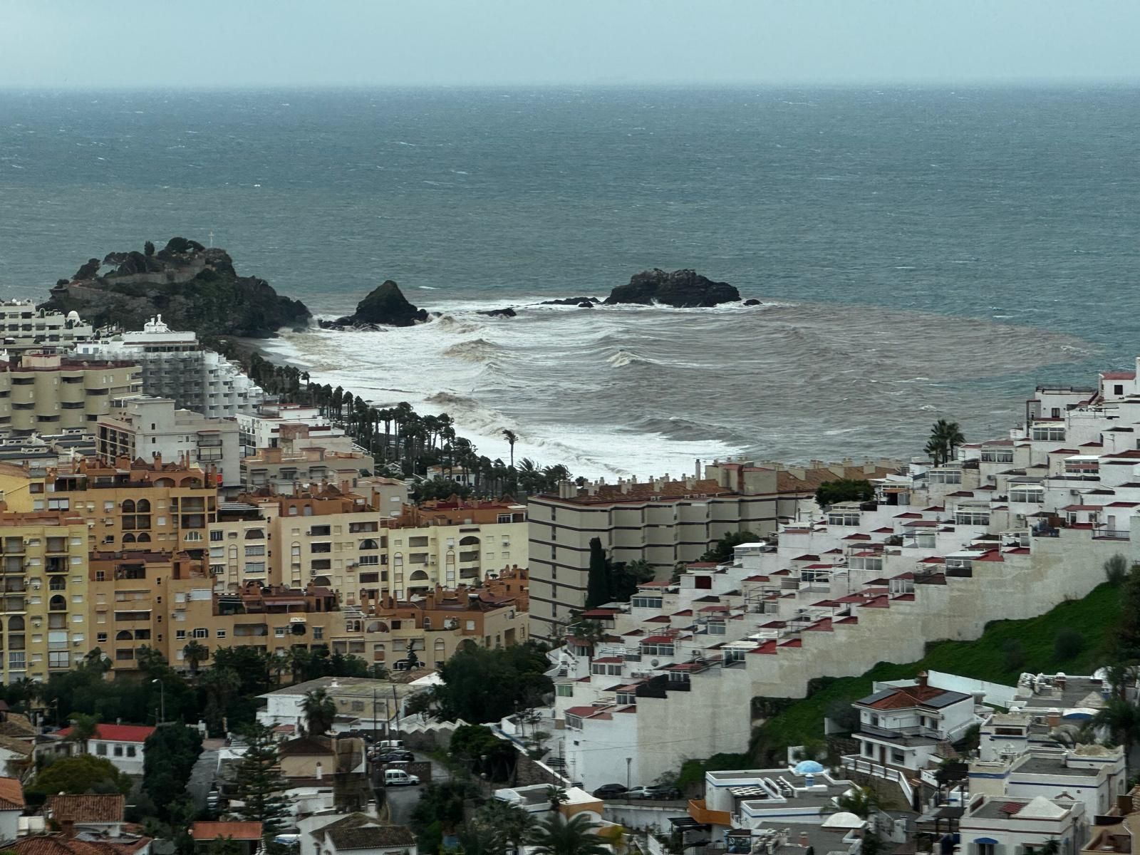 Vista de una parte de Almuñécar con el Peñón del Santo un día de temporal