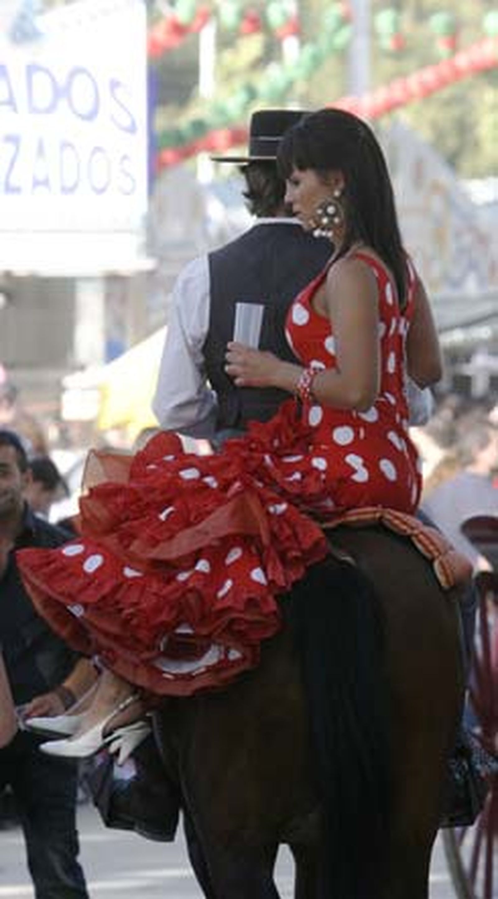 Una flamenca, a la grupa de un caballo ayer en Las Banderas.

Foto: Borja Benjumeda