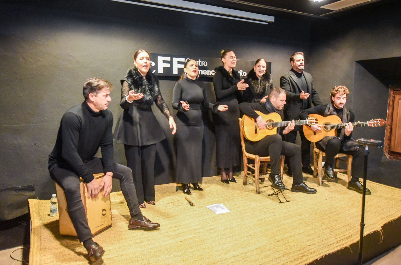Una zambomba llena de flamenco la Navidad cordobesa en la Posada del Potro, en fotos