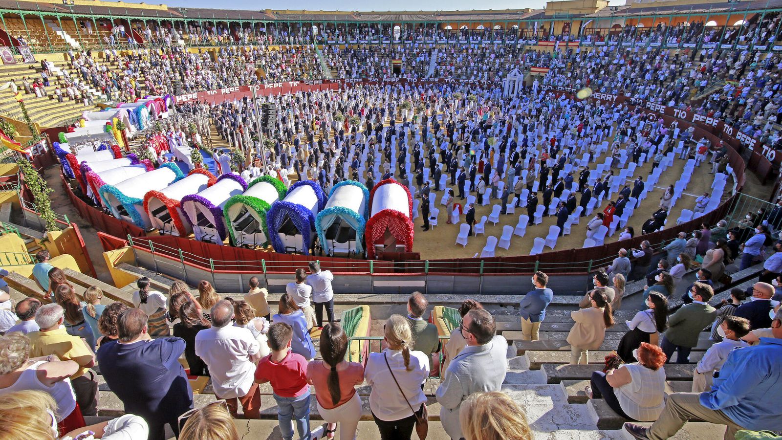 Impresionante visión de la plaza de toros de Jerez en la celebración de la misa de Pentecostés.