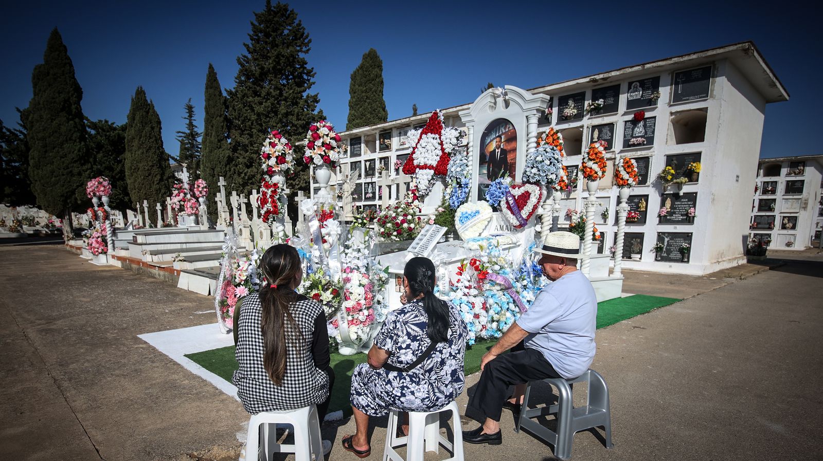 Día de recuerdo y emociones en el cementerio de Jerez