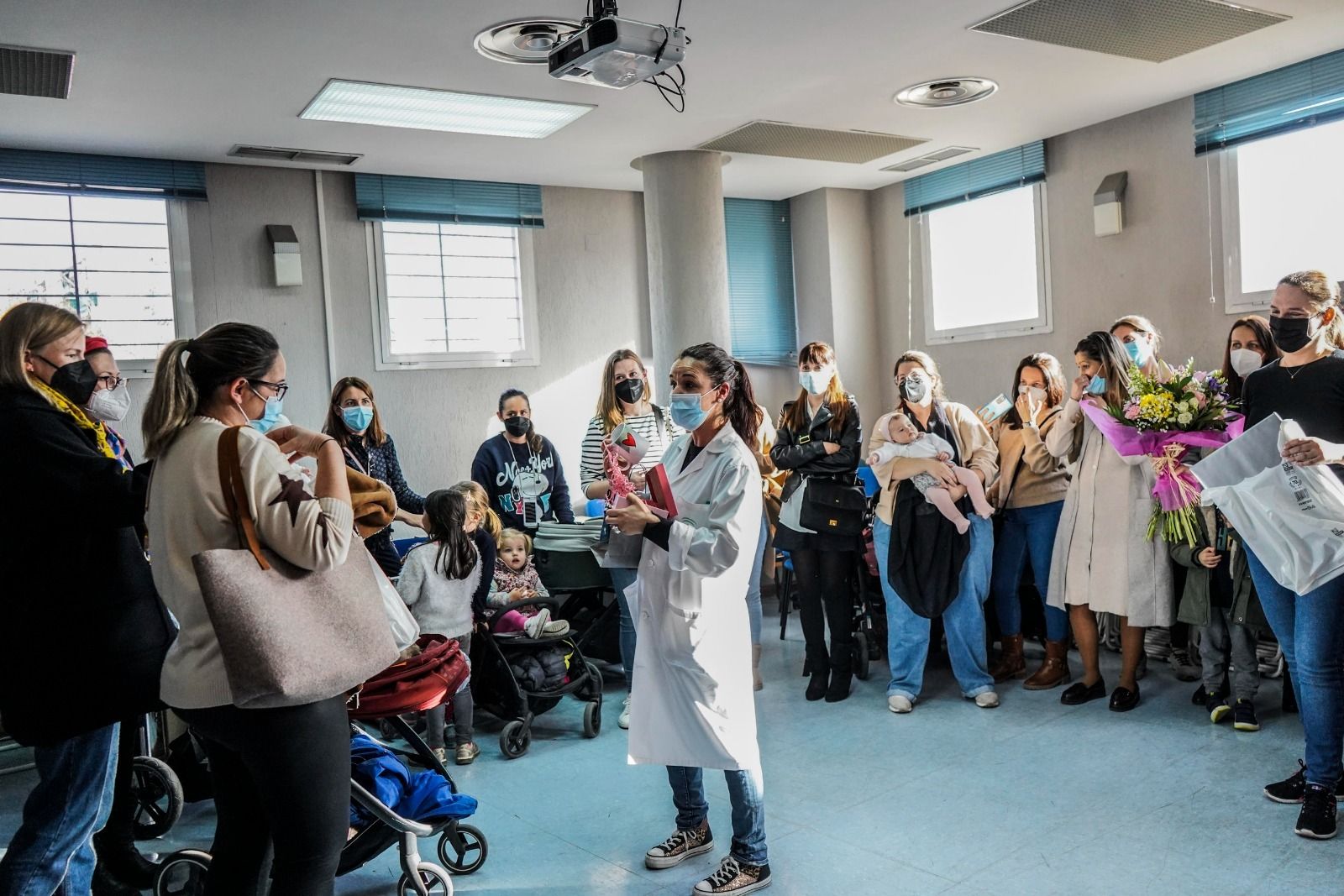 El centro de salud de La Chana reúne a mujeres para agradecer el trabajo infinito de una enfermera