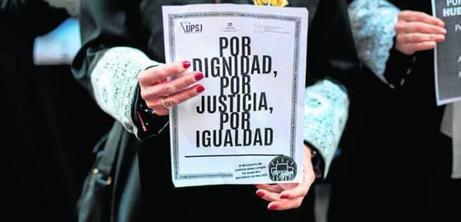 Una letrada de la Administración de Justicia se manifiesta durante la reunión con el Ministerio de Justicia, en Madrid.
