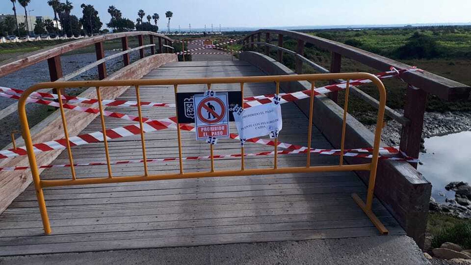 Cerrado uno de los puentes de acceso al sendero del Carrascón para afrontar su reparación.