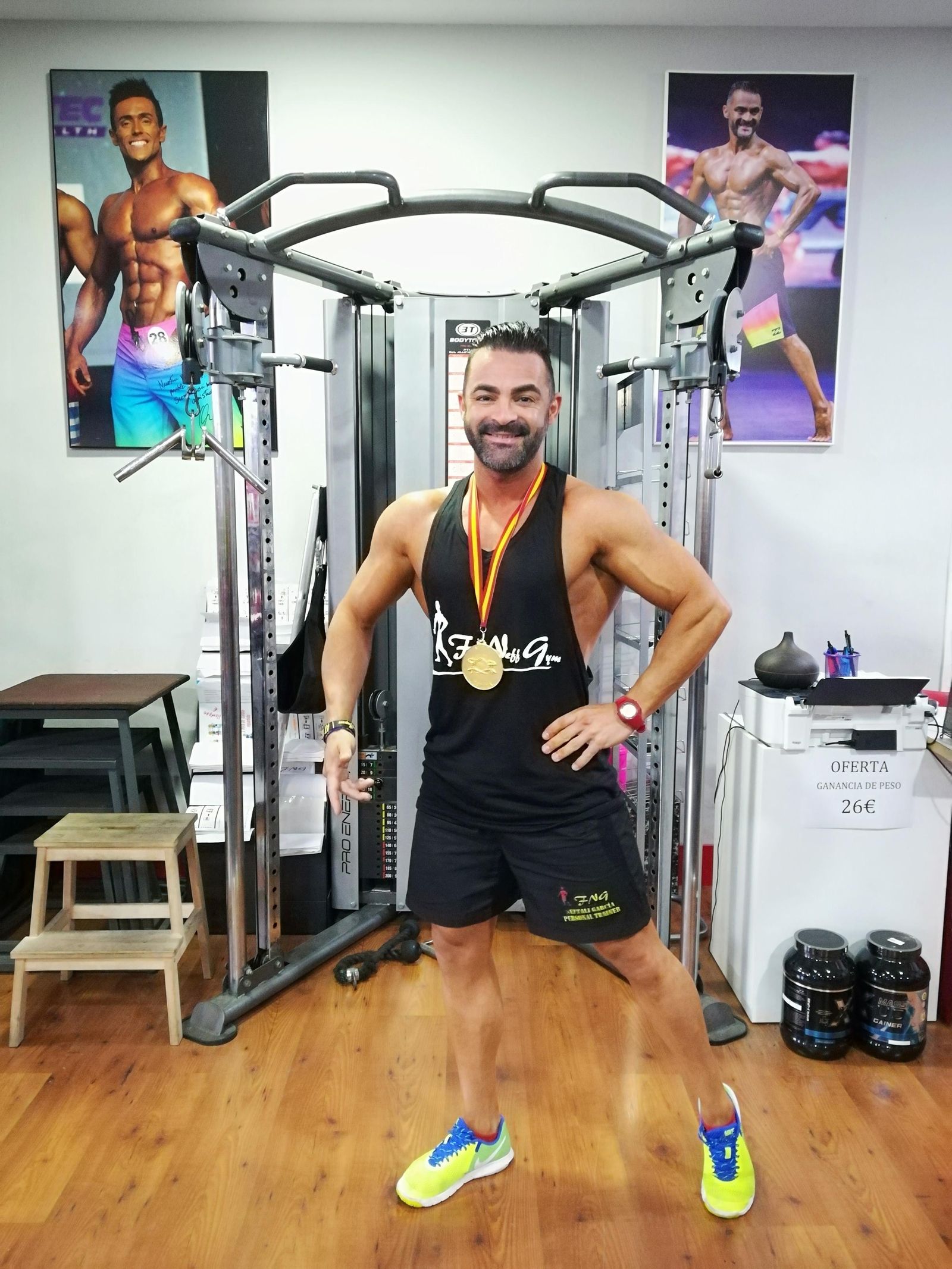 Neftalí García posa en el gimnasio con su medalla de oro.