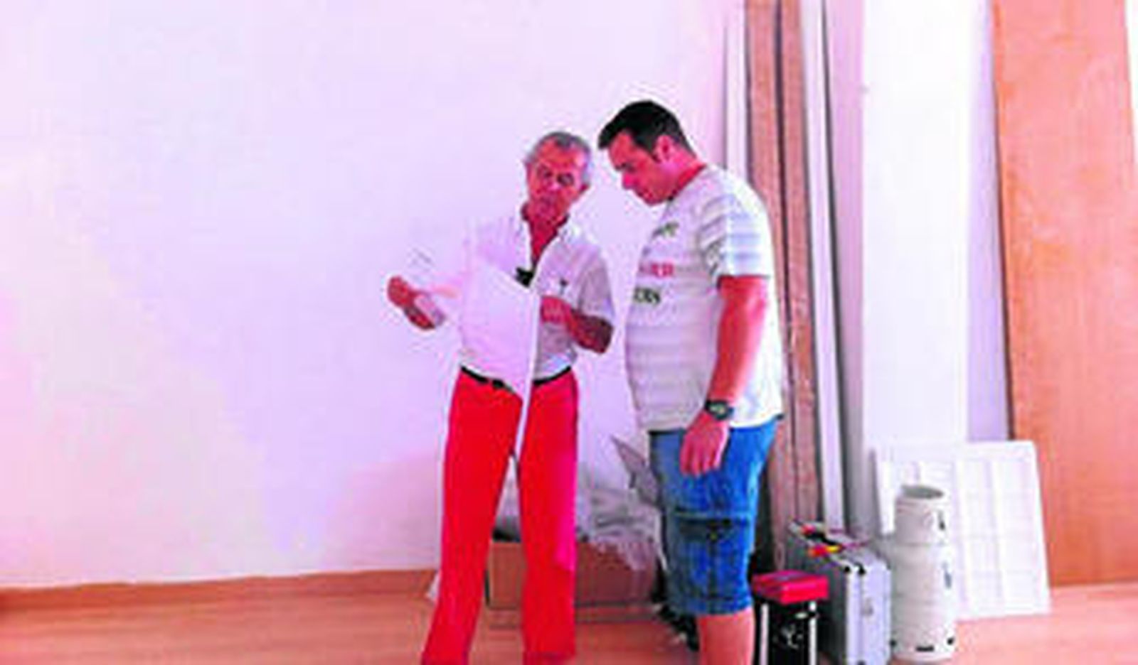 El arquitecto Mariano Tirado junto a uno de sus empleados.