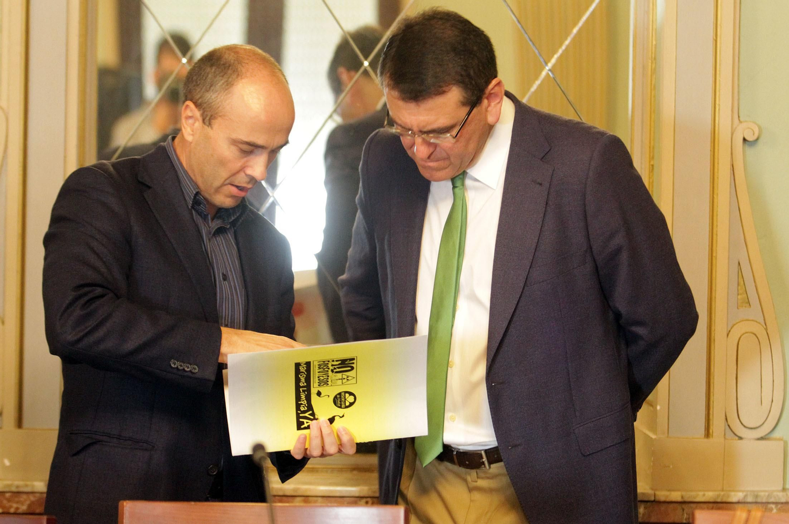 Imágenes de la Mesa de los Fosfoyesos celebrada en el ayuntamiento