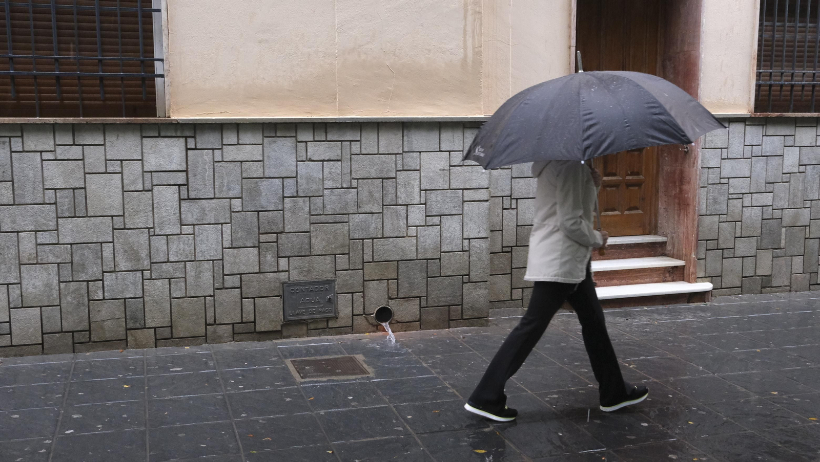 Los almerienses expresan su alegría por la lluvia