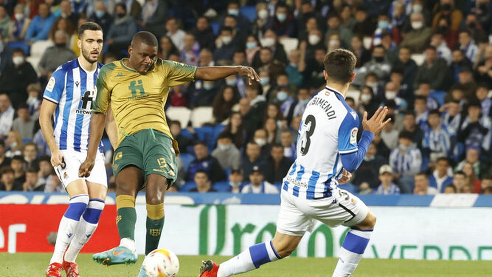 William Carvalho dispara a puerta en el último Real Sociedad-Betis.