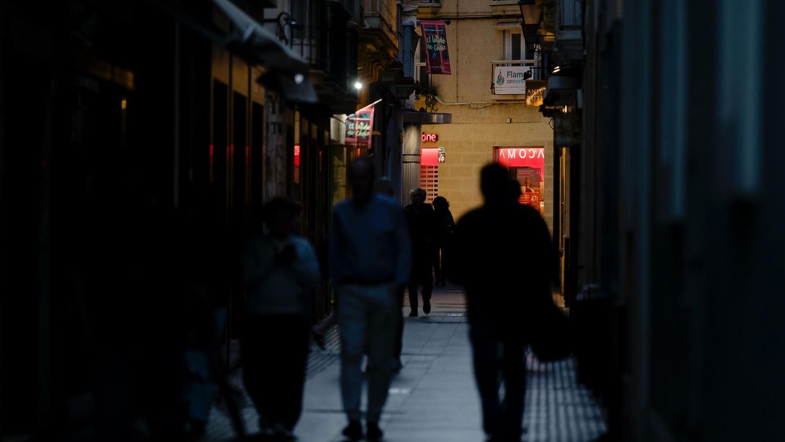 Las imágenes del apagón general en Cádiz: caos en el tráfico, supermercados llenos y tiendas obligadas a cerrar
