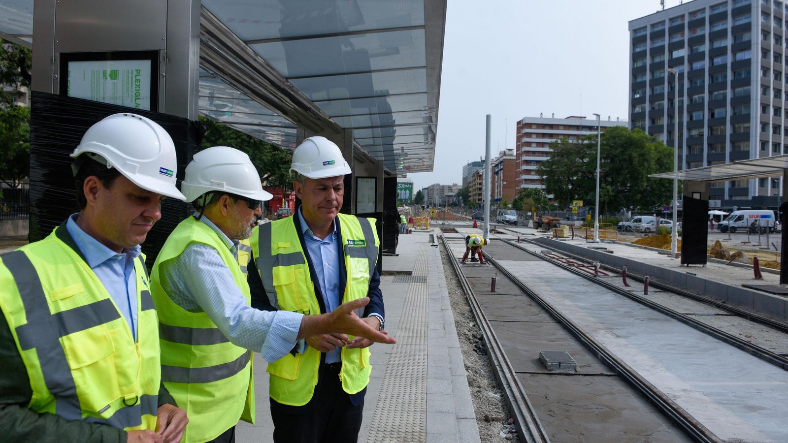 El alcalde Sanz en la visita a las obras con Salvador Botija (Tussam) y Juan de la Rosa (Urbanismo), estemiércoles.