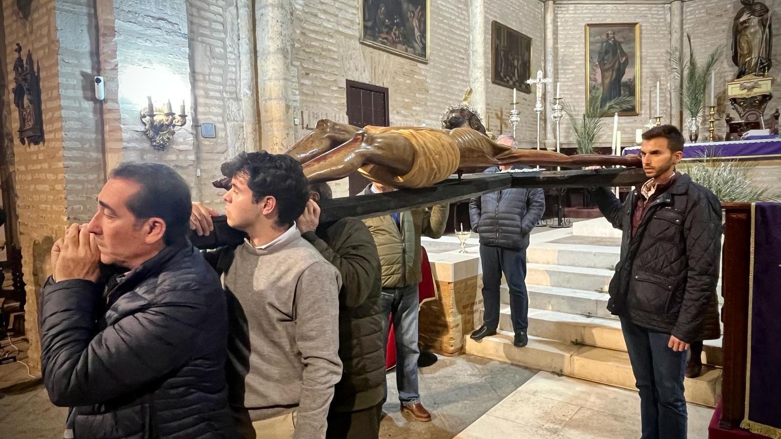 La imagen del Cristo de los Remedios durante los actos en el interior del templo triguereño.