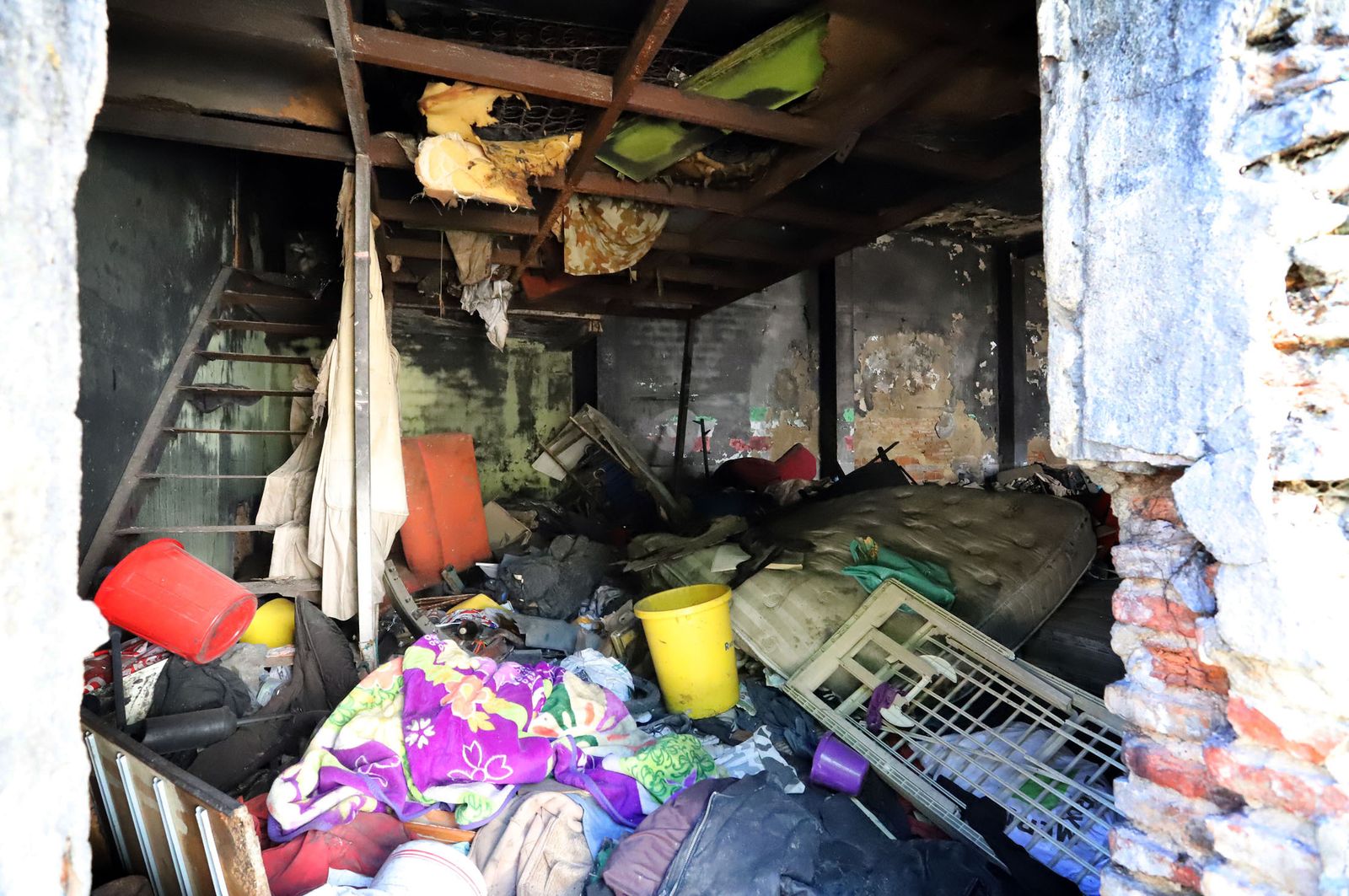 Interior de una casa situada entre las calles  Valverde del Camino y Martín Vázquez.