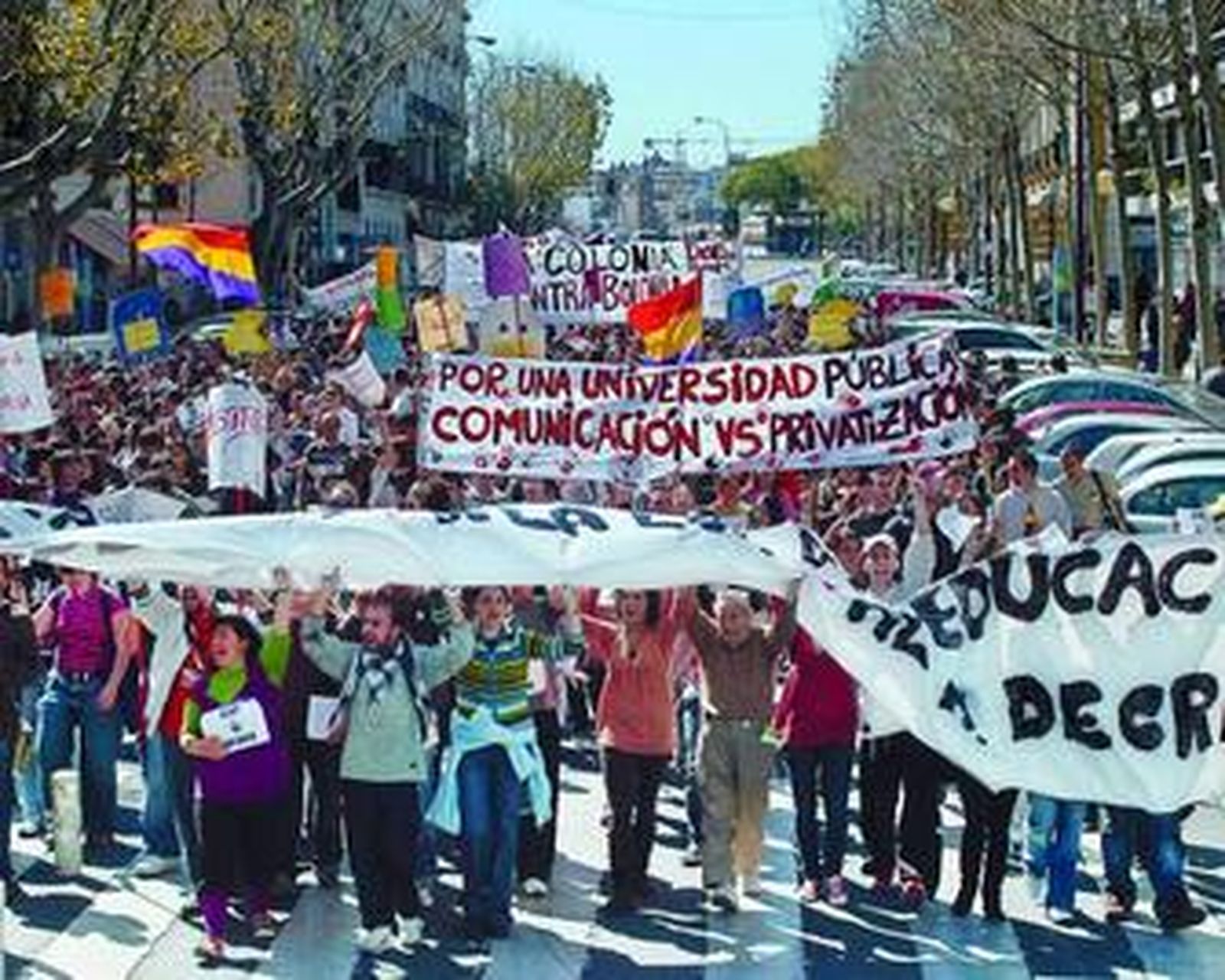 La marcha universitaria atraviesa la calle Reyes Católicos camino de la Plaza Nueva.