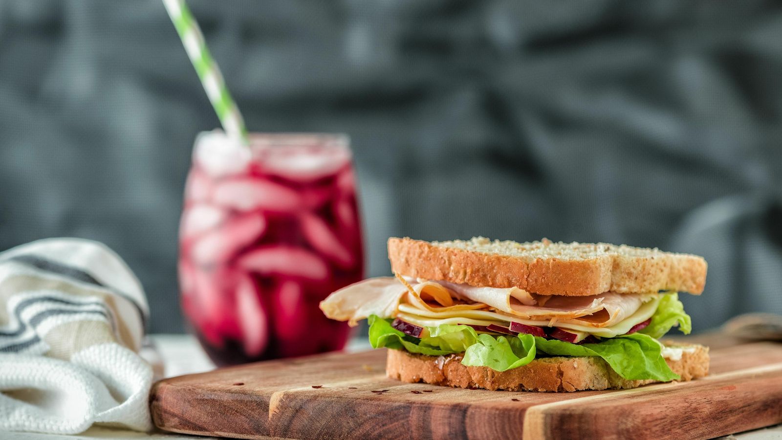 Un sándwich de jamón o pollo braseado con algo de queso y un zumo de frutas levantarán la mañana de los Sagitario.