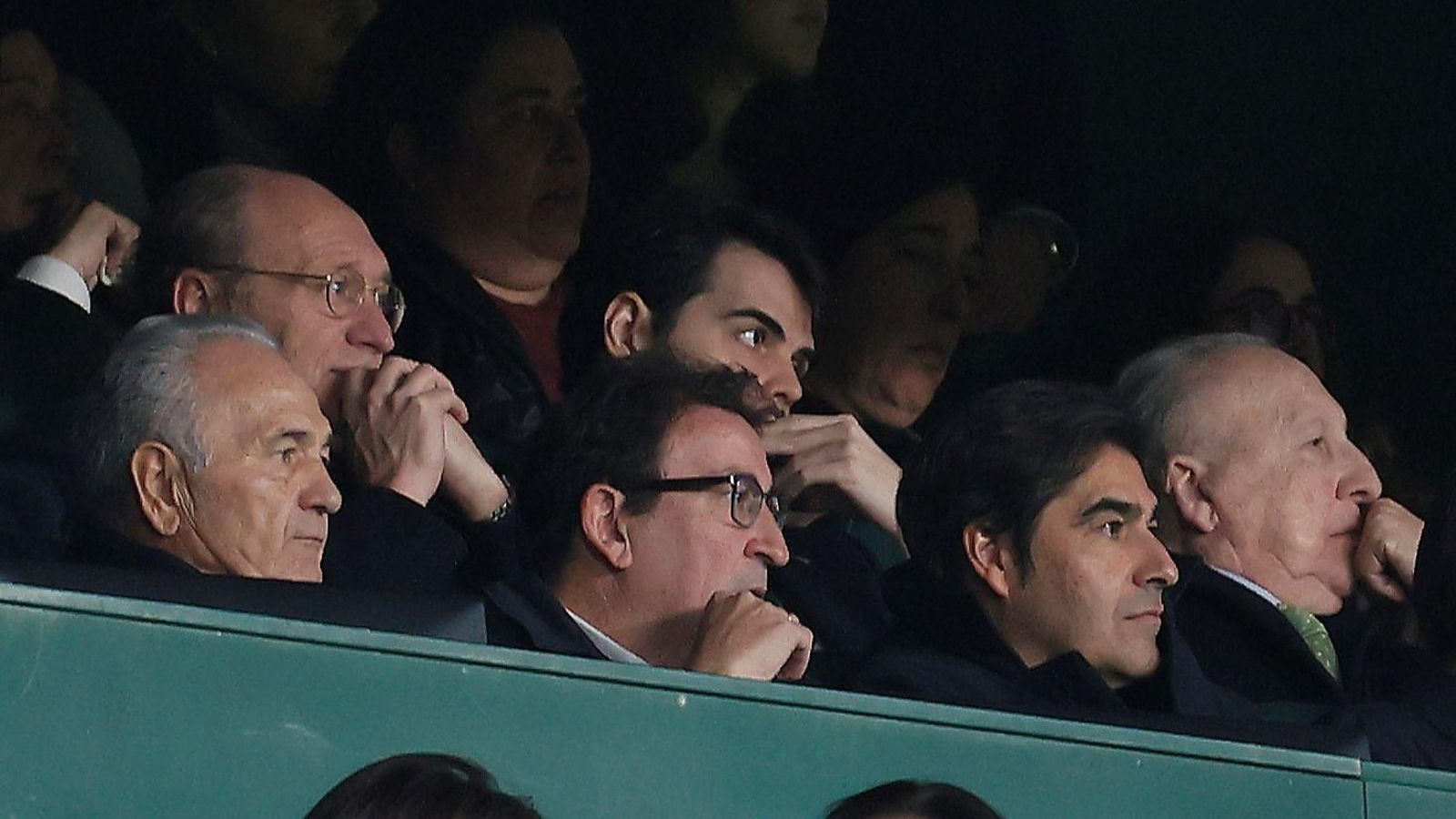 José Miguel López Catalán, en el centro, entre Ángel Haro y Rafael Gordillo en el palco del Benito Villamarín. José Miguel López Catalán, en el centro, entre Ángel Haro y Rafael Gordillo en el palco del Benito Villamarín.