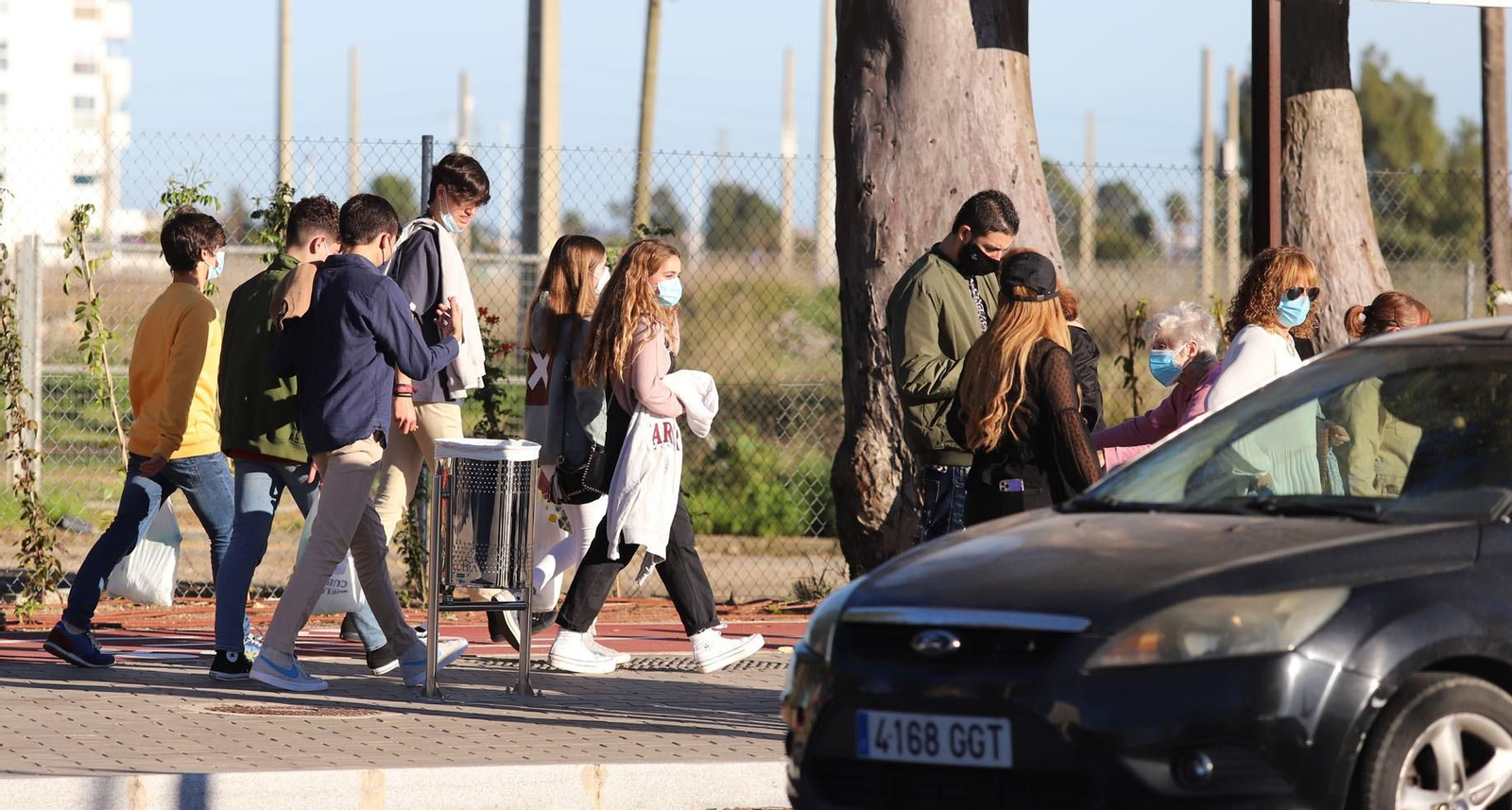 El buen tiempo del sábado llena de onubenses el Paseo de la Ría