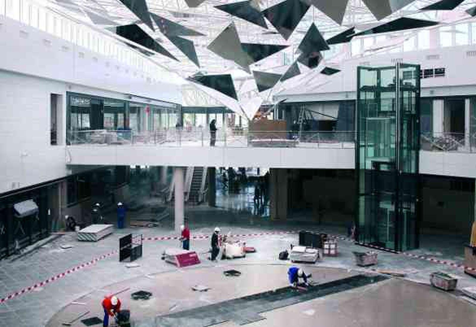 Un millar de trabajadores ultima el Serrallo Plaza para su apertura el día 30