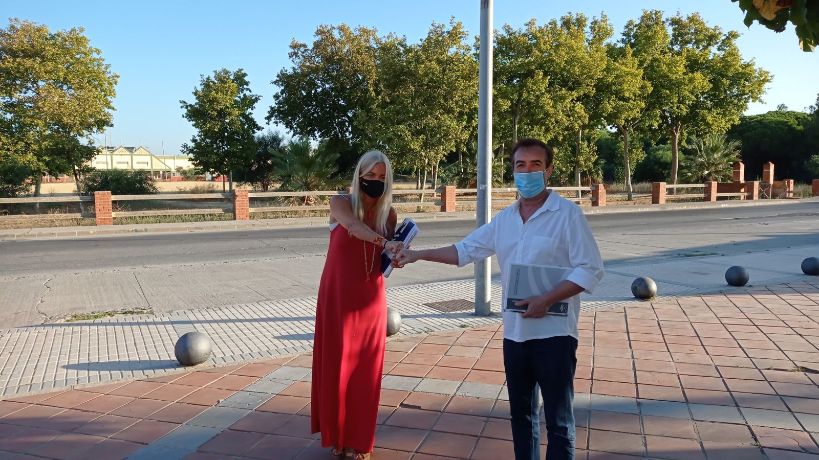 La concejala Blanca Merino, junto al responsable de ASUNICO, Manuel García.