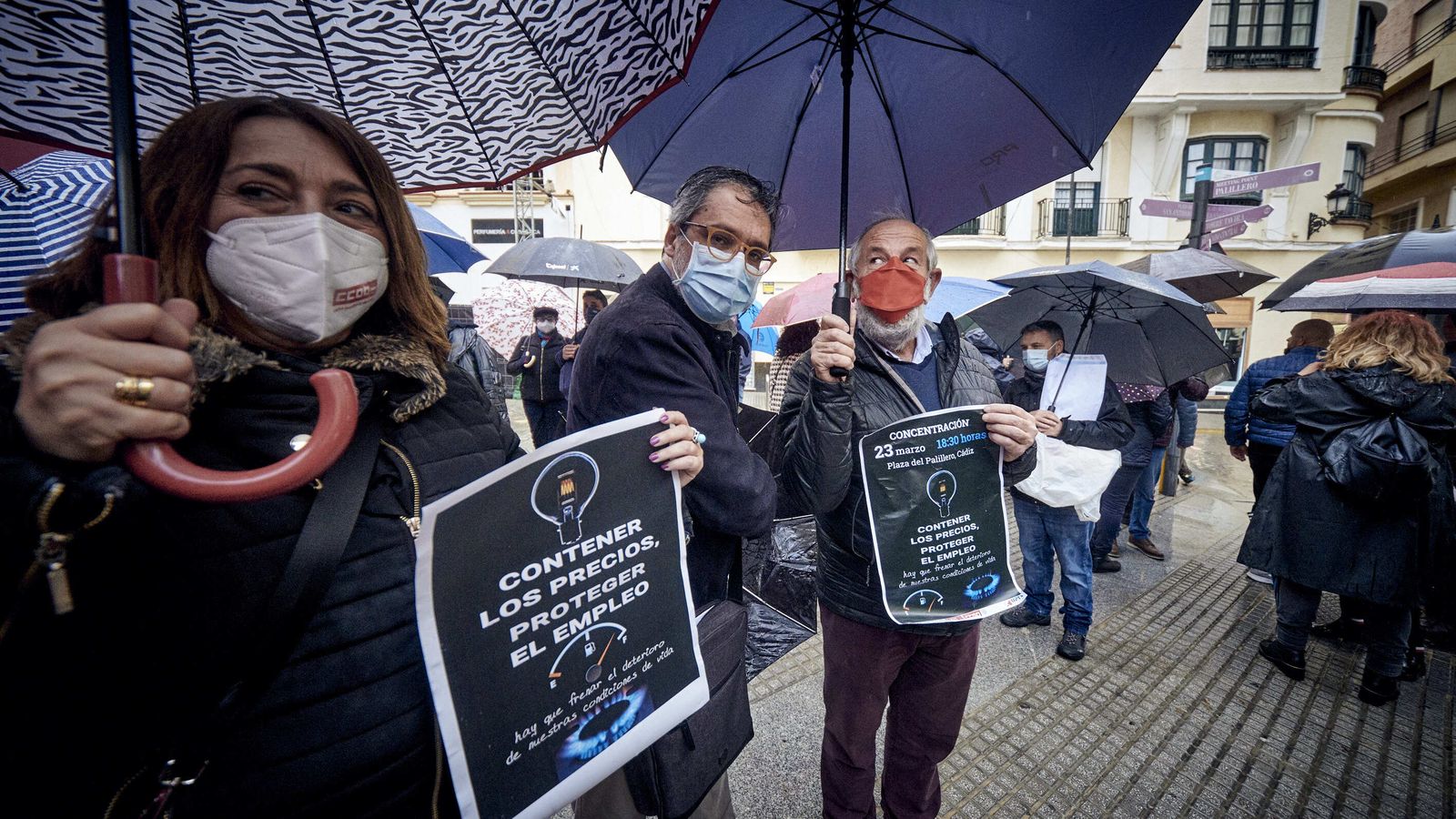 Un momento de la concentración de CCOO, UGT y Facua en Cádiz.