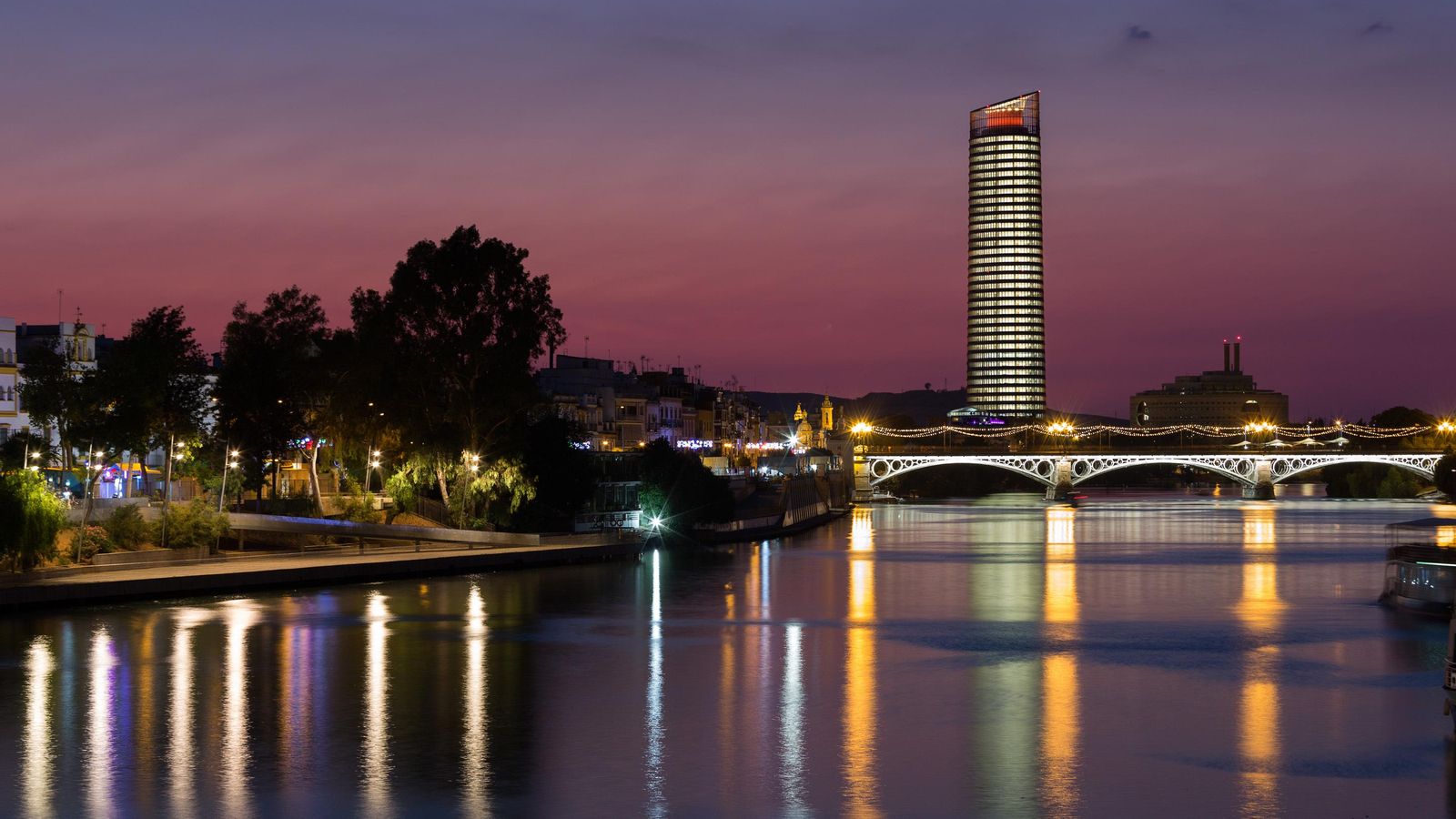 Vista de Torre Sevilla desde la dársena del Guadalquivir.
