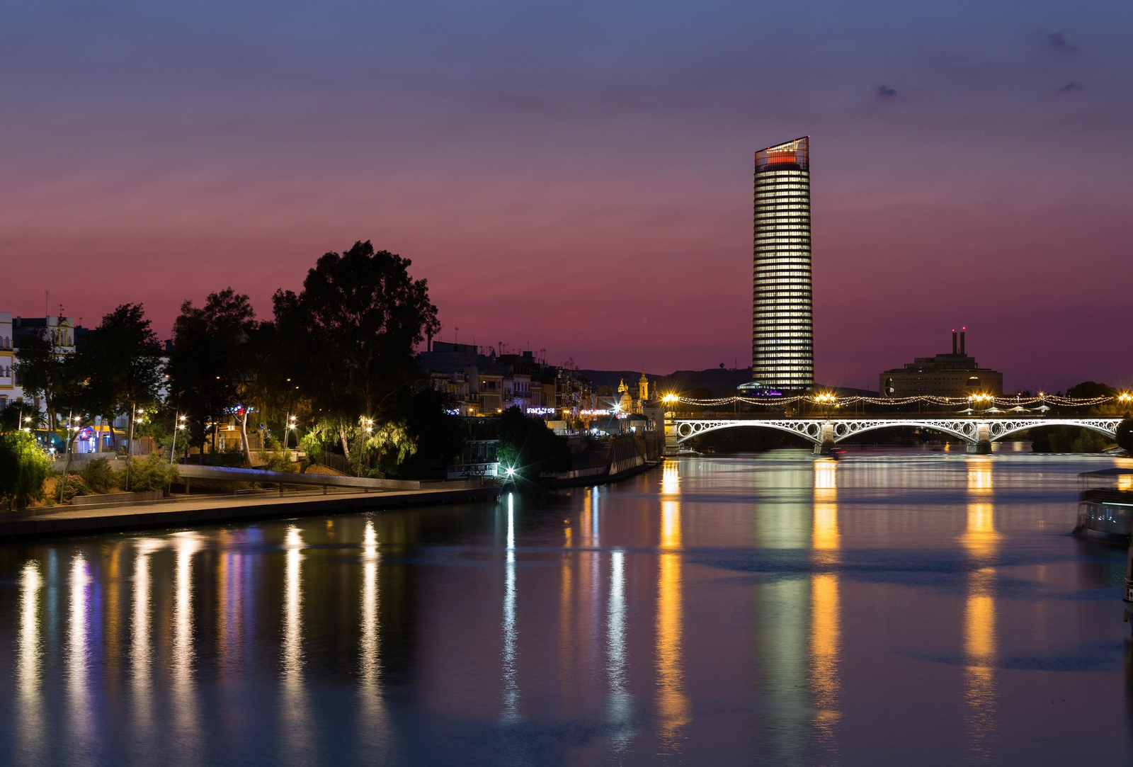 Vista de Torre Sevilla desde la dársena del Guadalquivir.